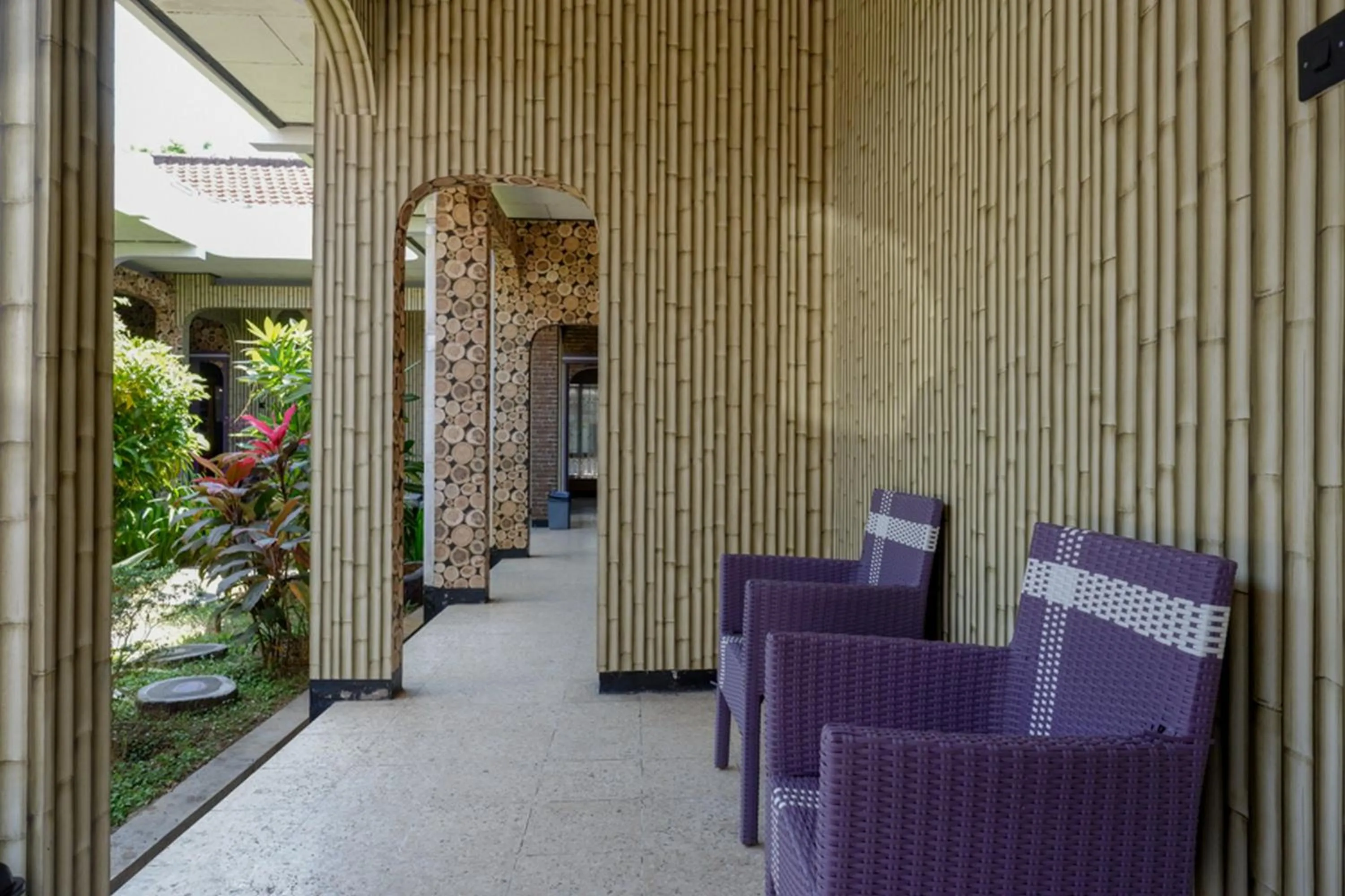 Seating area in RedDoorz near Stasiun Kebumen