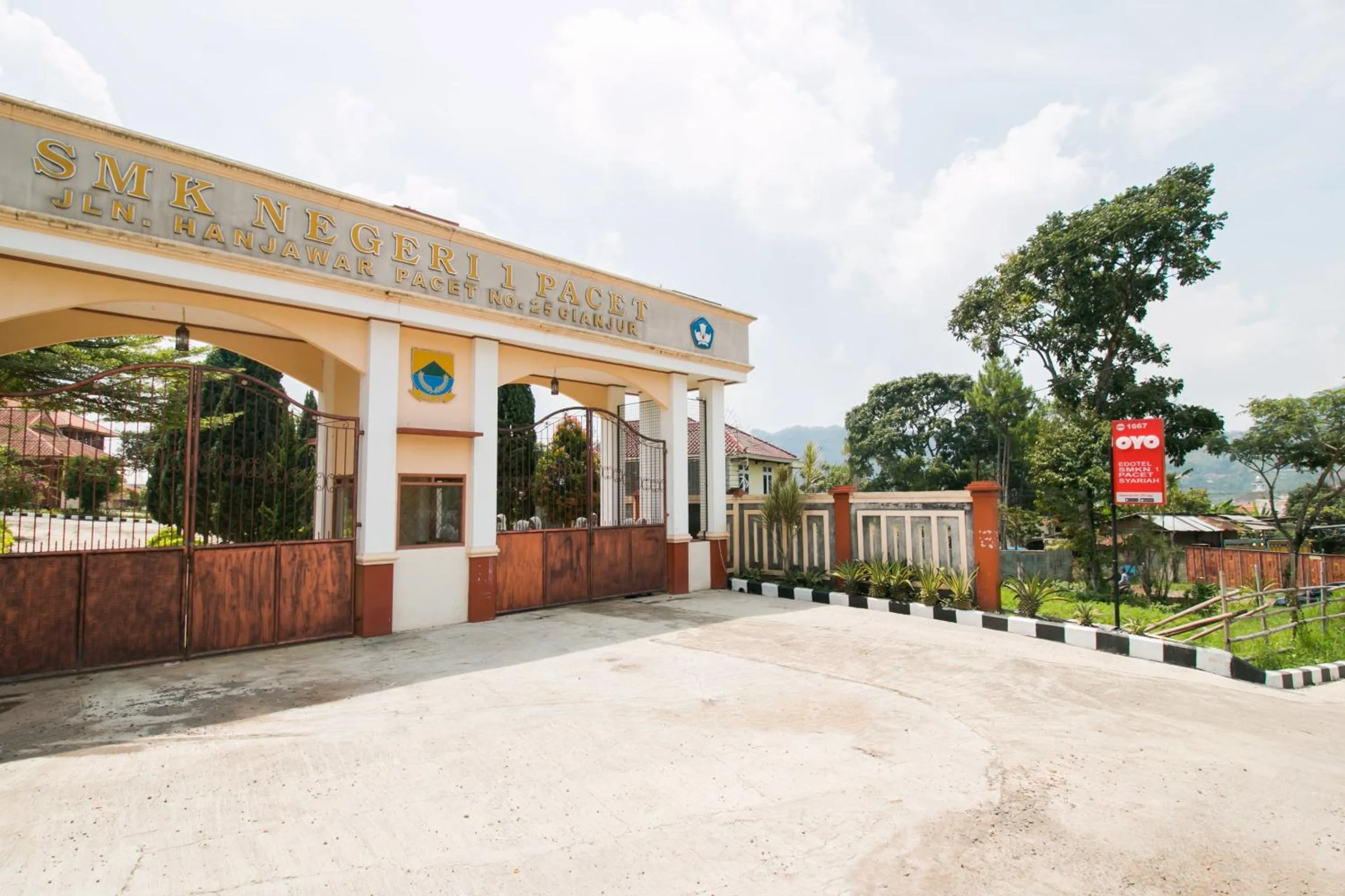 Facade/entrance in Hotel O Edotel Smkn 1 Pacet Syariah