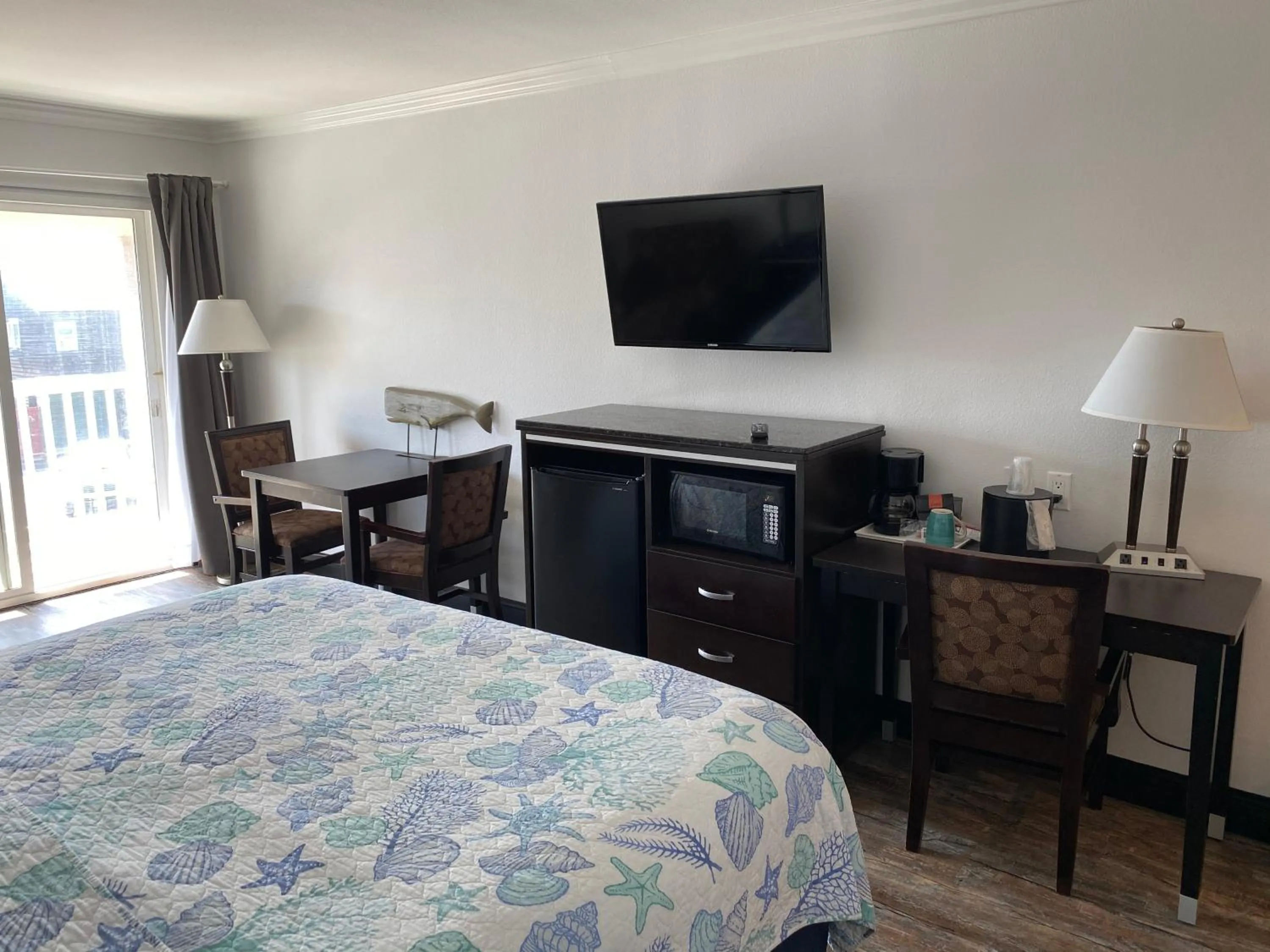 Coffee/tea facilities, Bed in Ocean Surf Inn & Suites