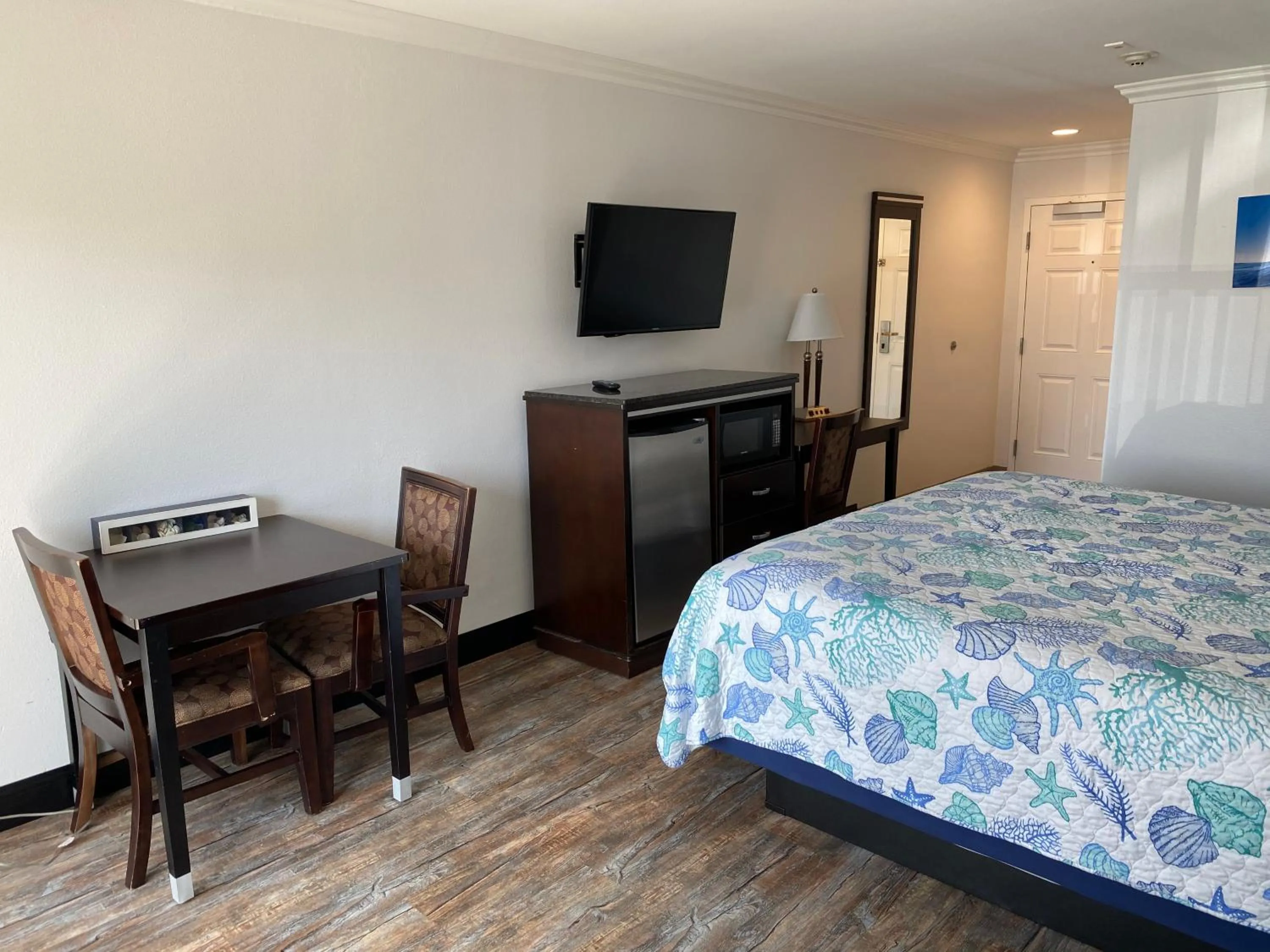 Photo of the whole room, Bed in Ocean Surf Inn & Suites