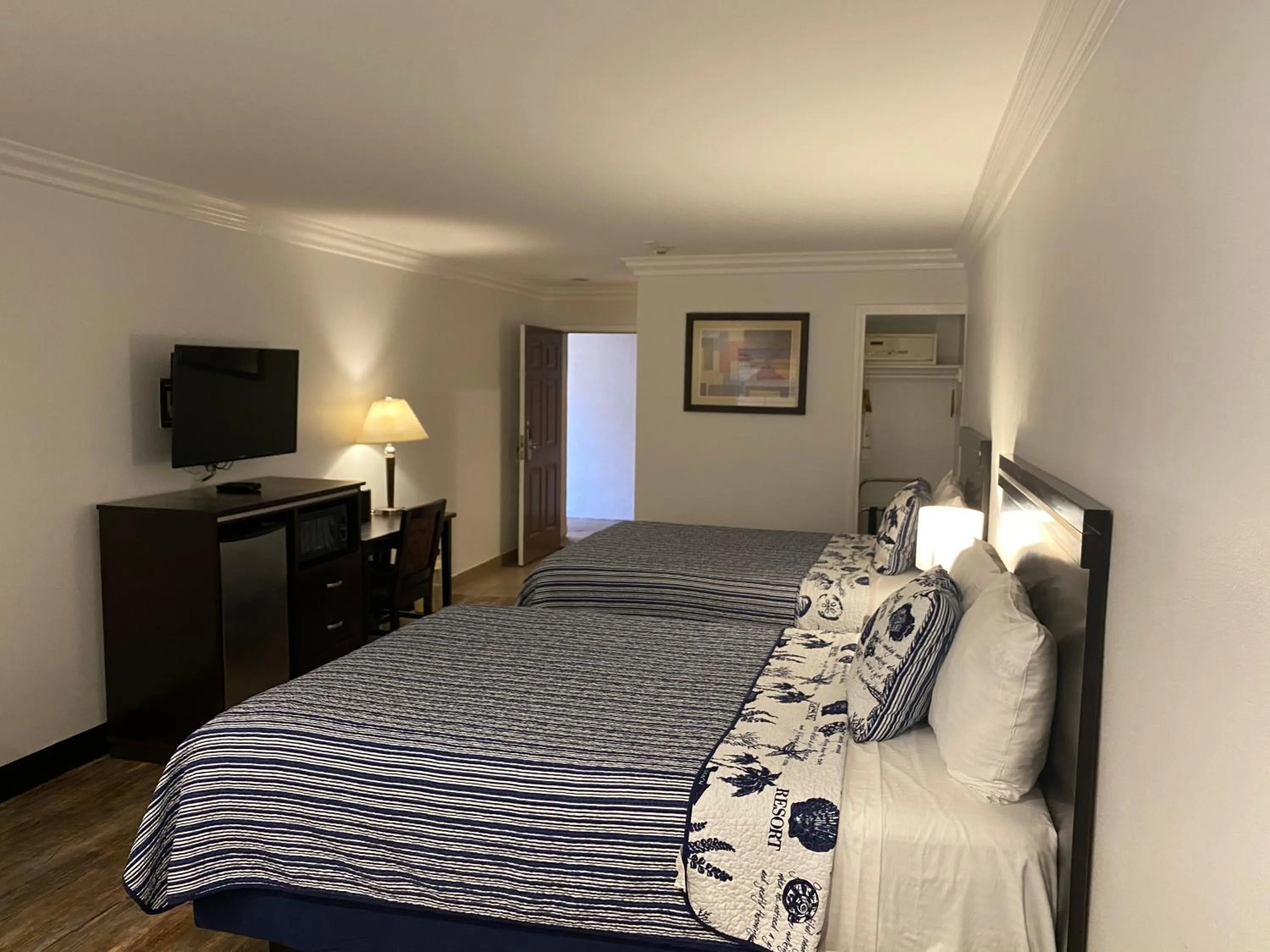 Photo of the whole room, Bed in Ocean Surf Inn & Suites