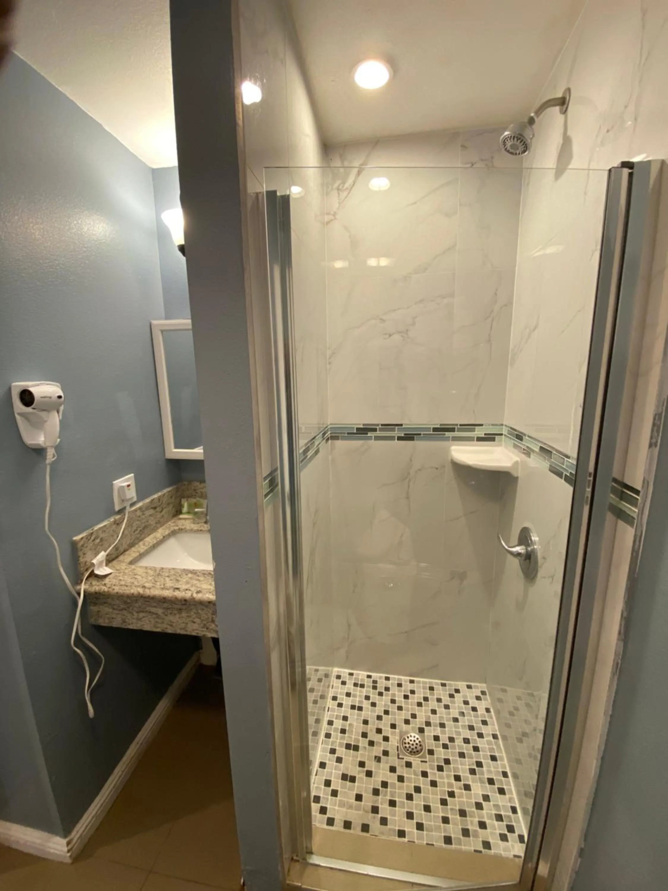 Shower in Ocean Surf Inn & Suites