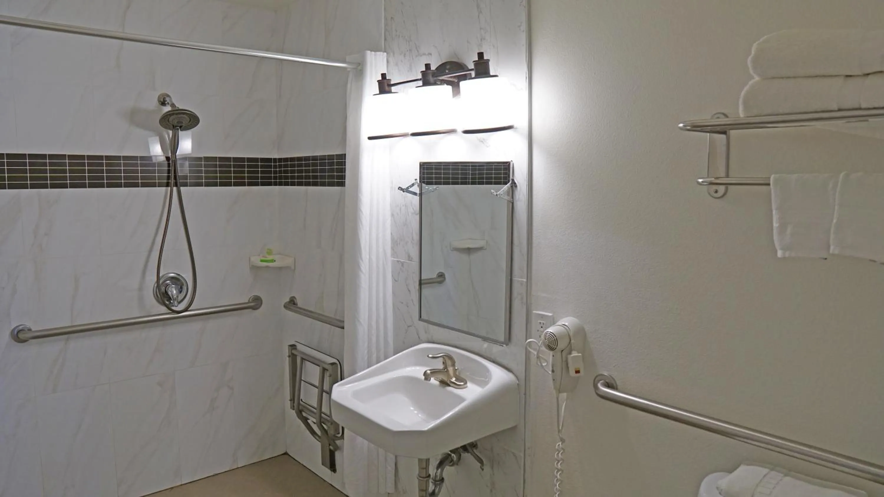 Shower in Ocean Surf Inn & Suites