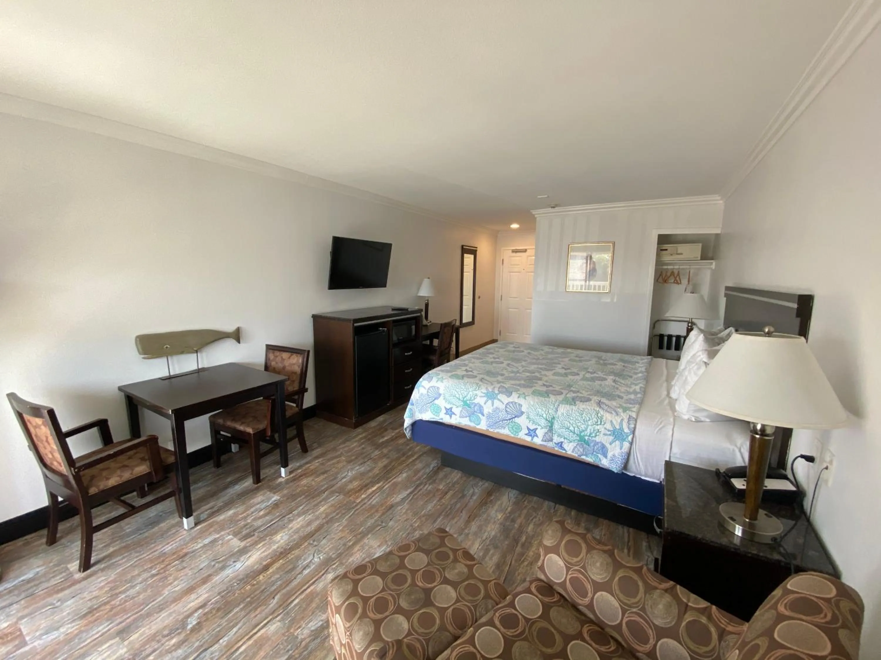 Photo of the whole room, Bed in Ocean Surf Inn & Suites