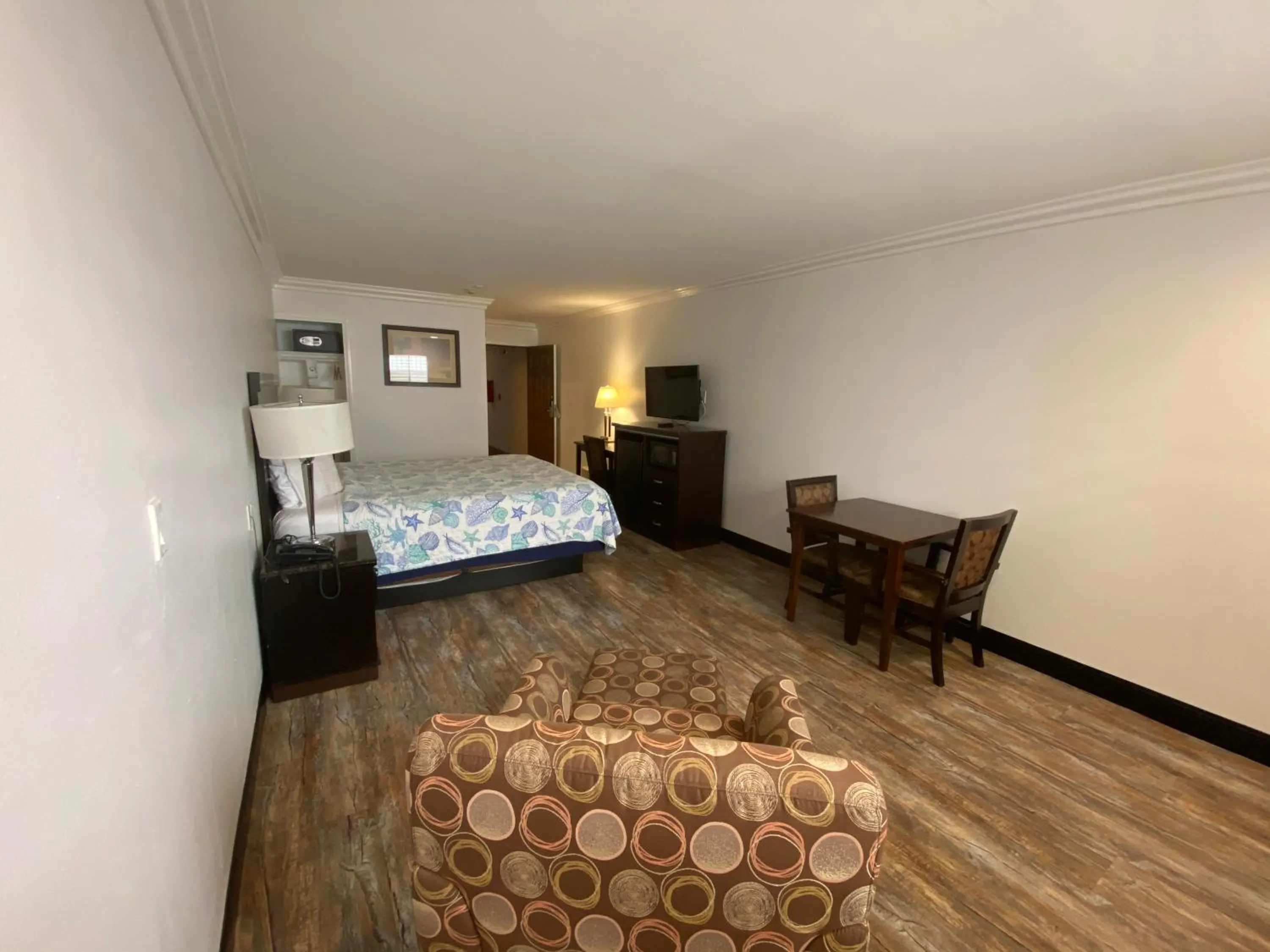 Photo of the whole room, Bed in Ocean Surf Inn & Suites