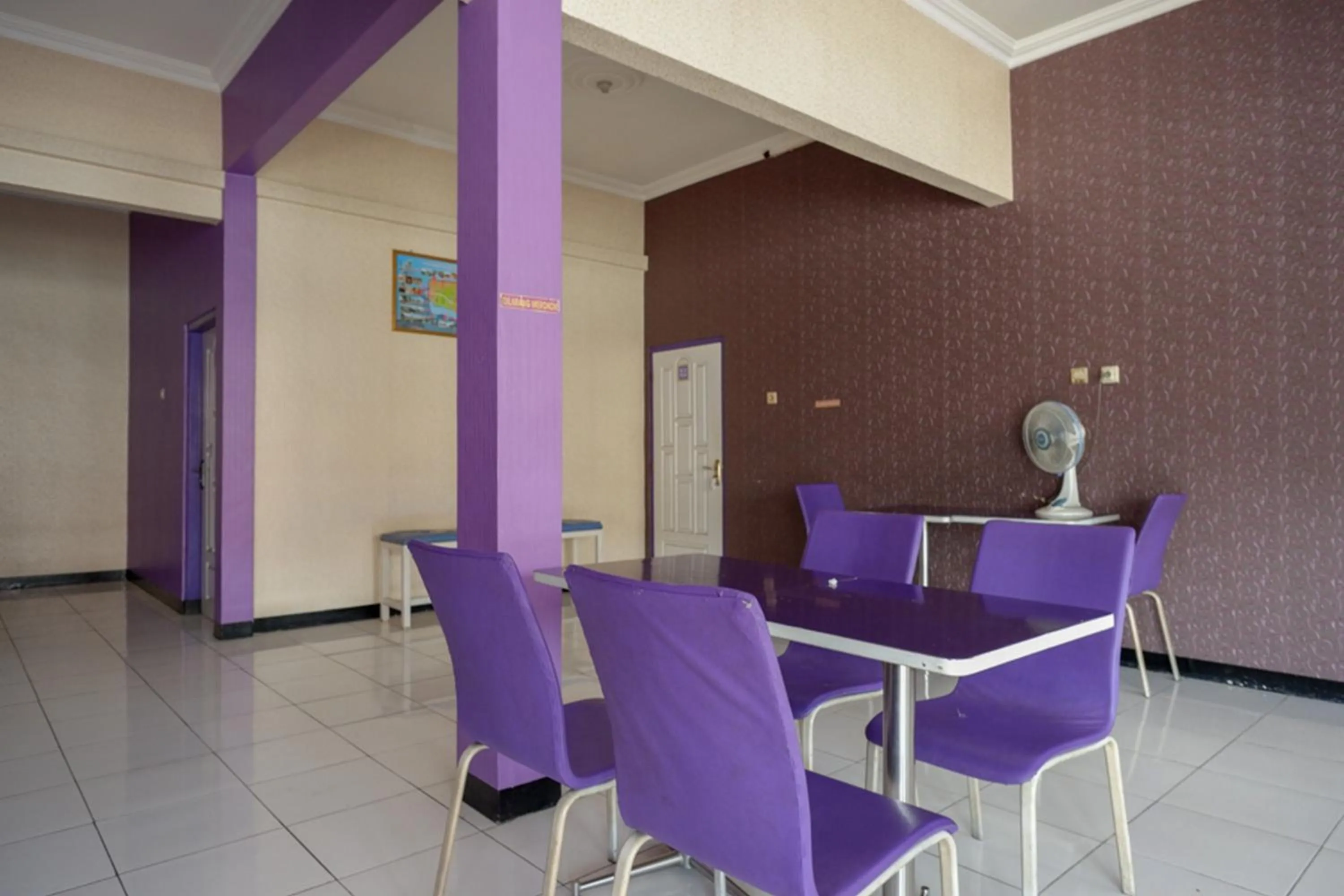 Seating area in RedDoorz near RSUD Kebumen