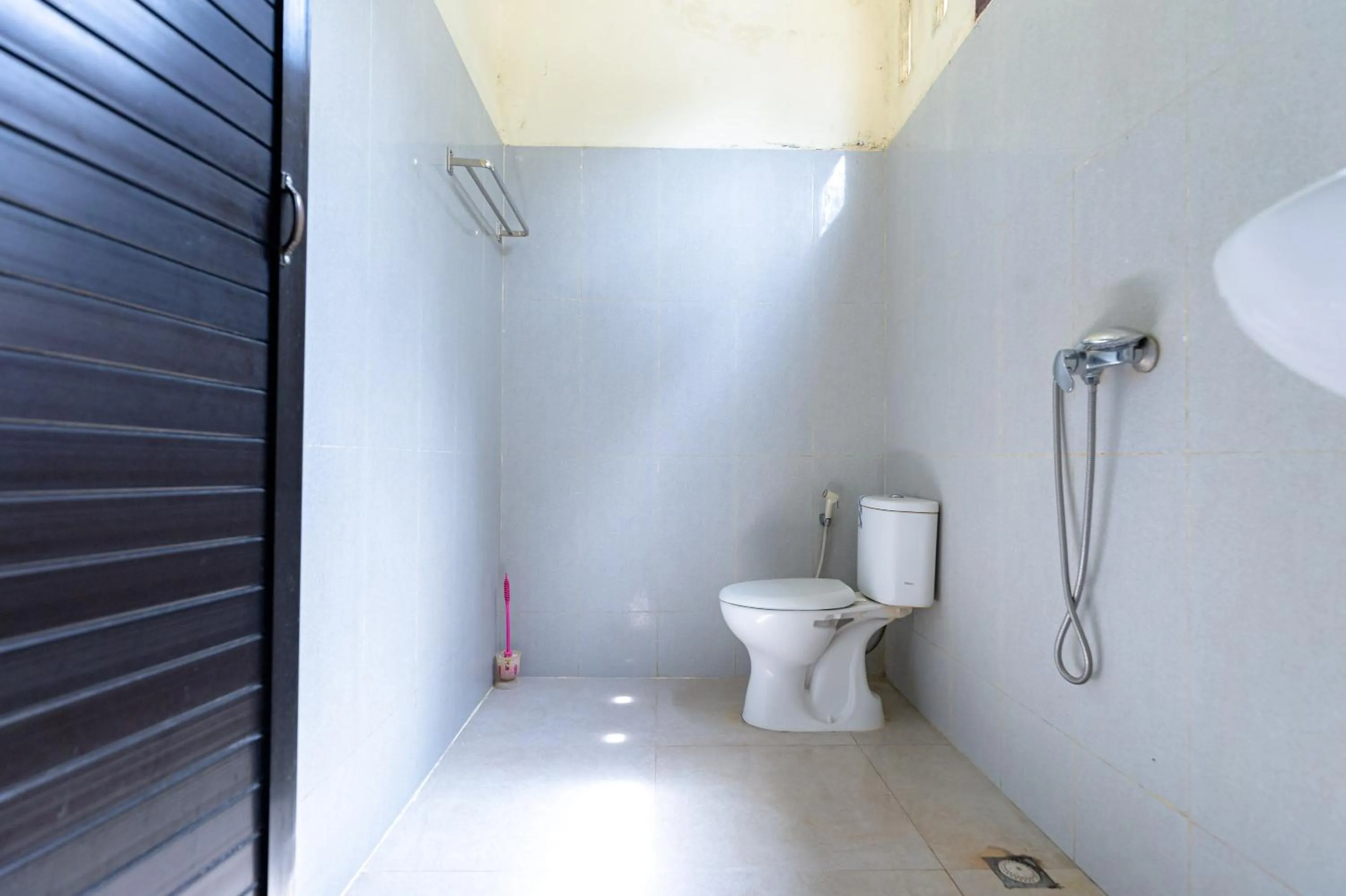Bathroom in RedDoorz At Pariban Homestay Parbaba