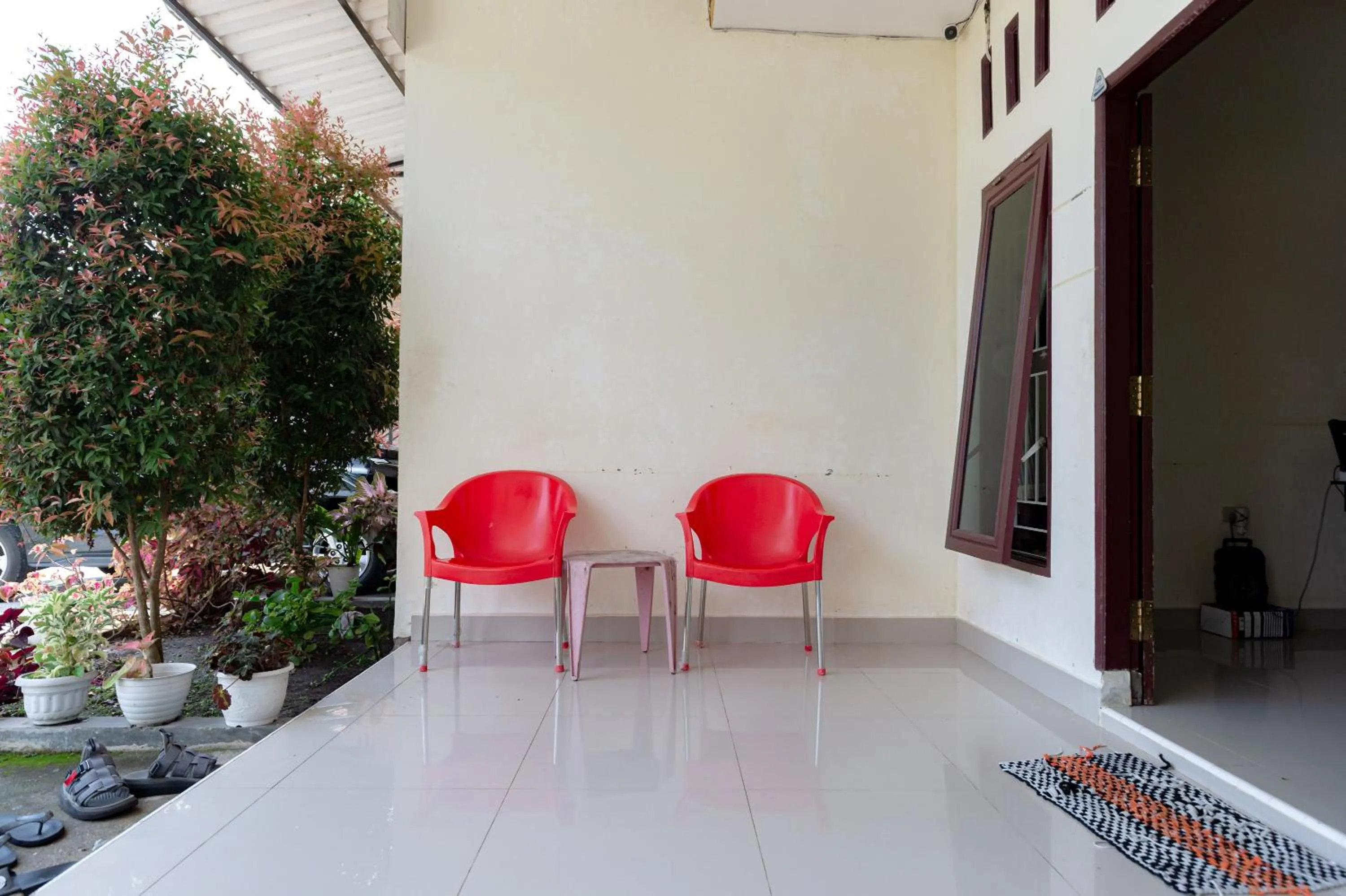 Seating area in RedDoorz At Pariban Homestay Parbaba