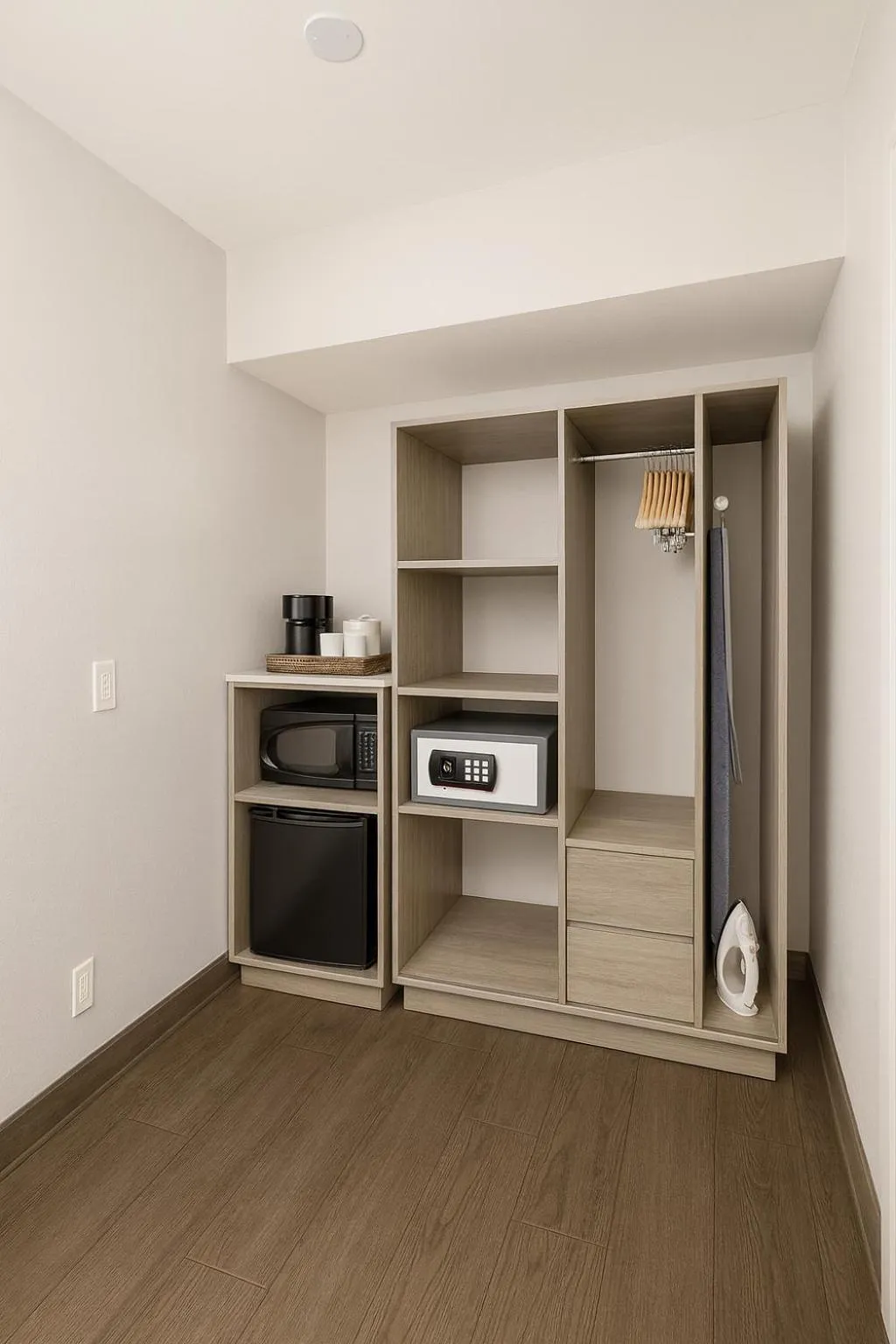 Kitchen or kitchenette in Travelodge by Wyndham LAX