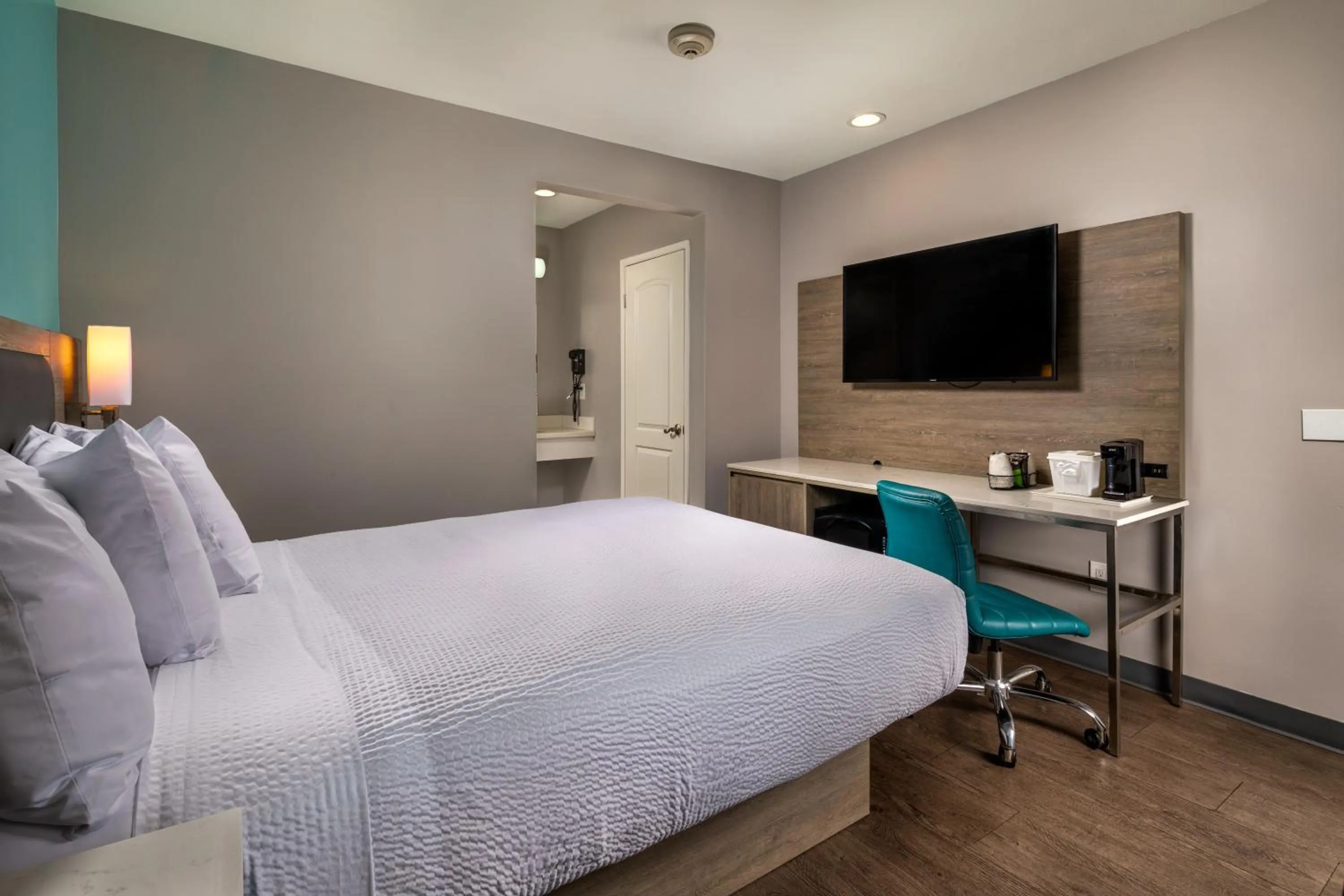 Bed in Travelodge by Wyndham LAX