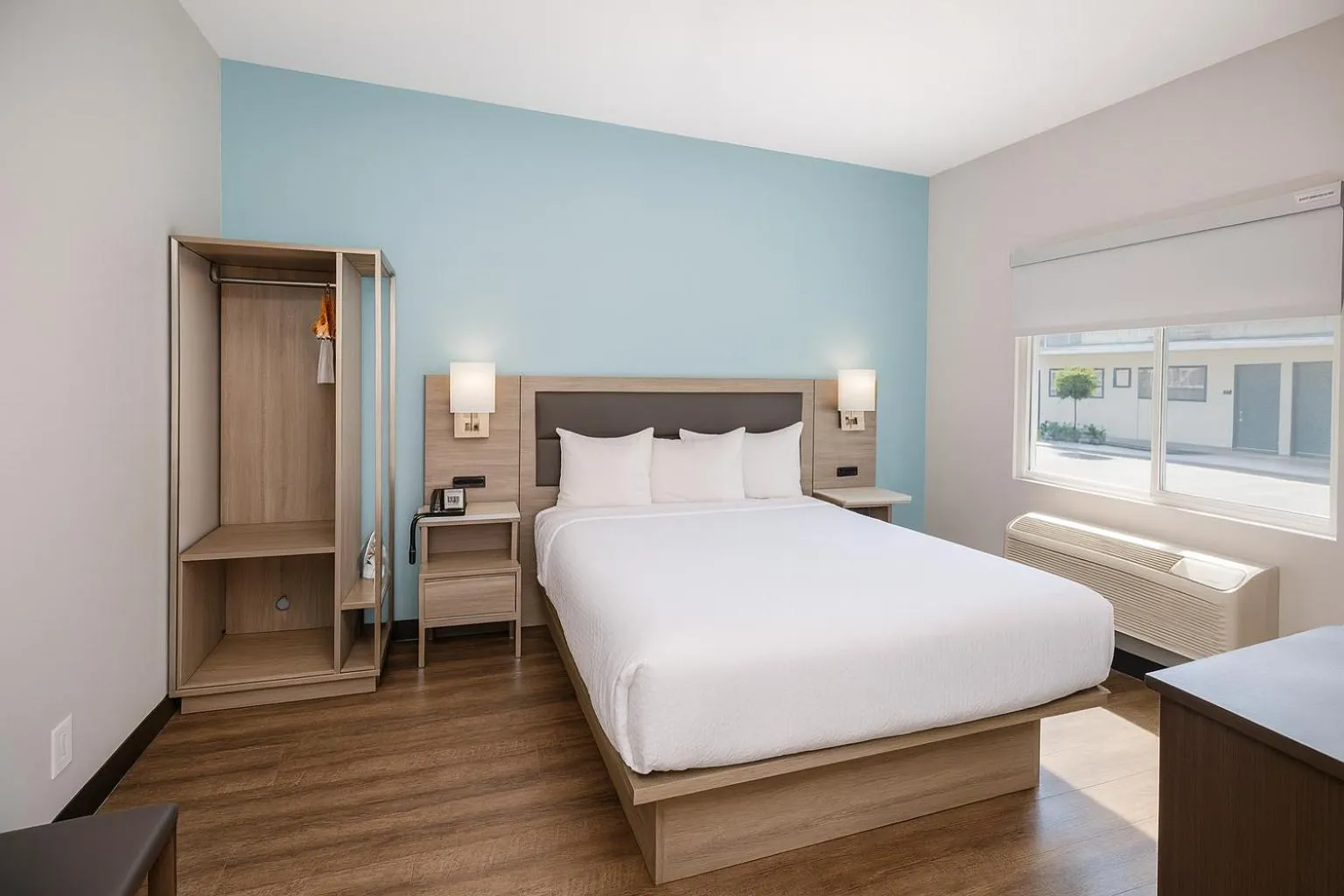 Bedroom, Bed in Travelodge by Wyndham LAX