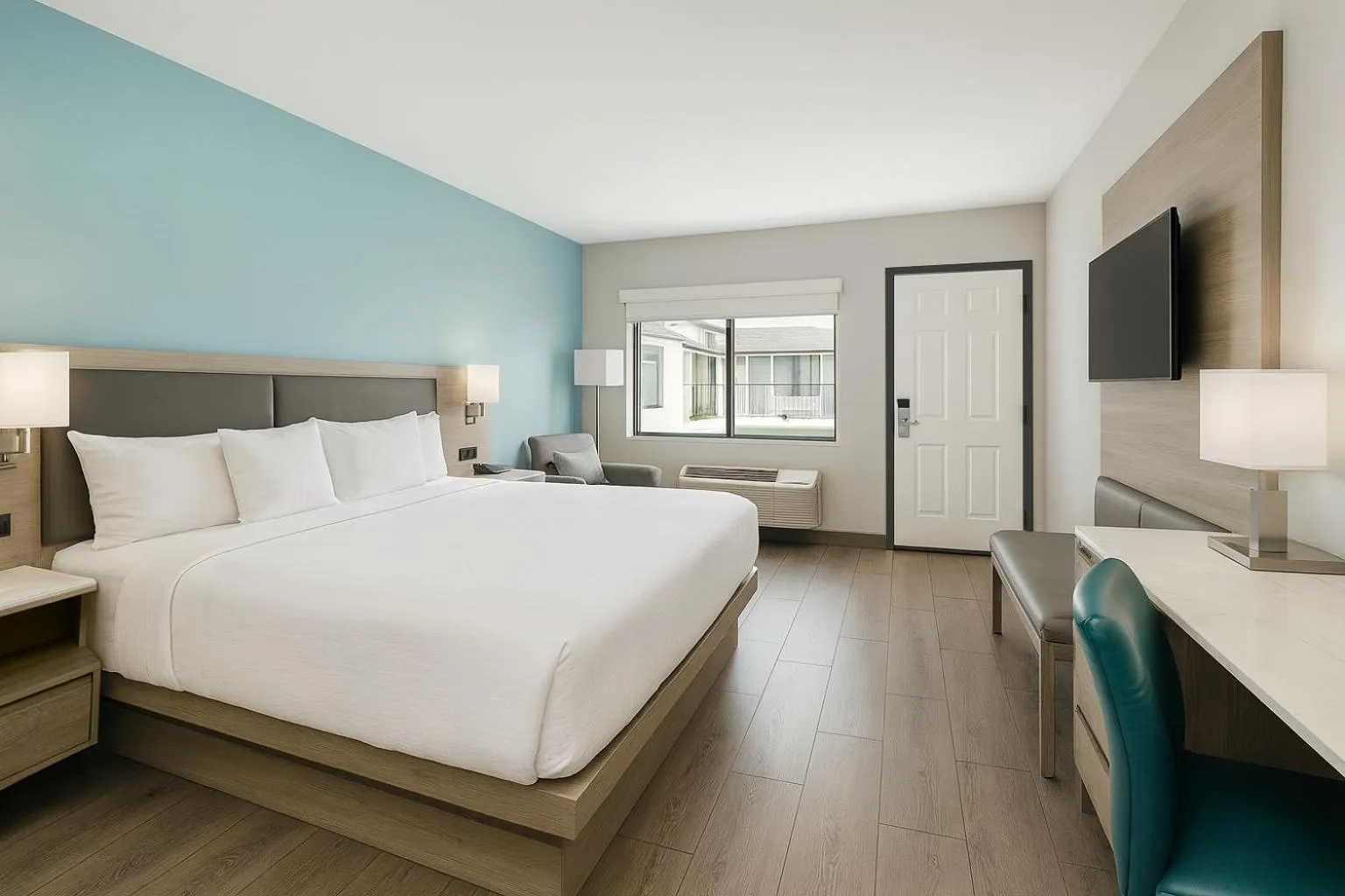 Bedroom, Bed in Travelodge by Wyndham LAX