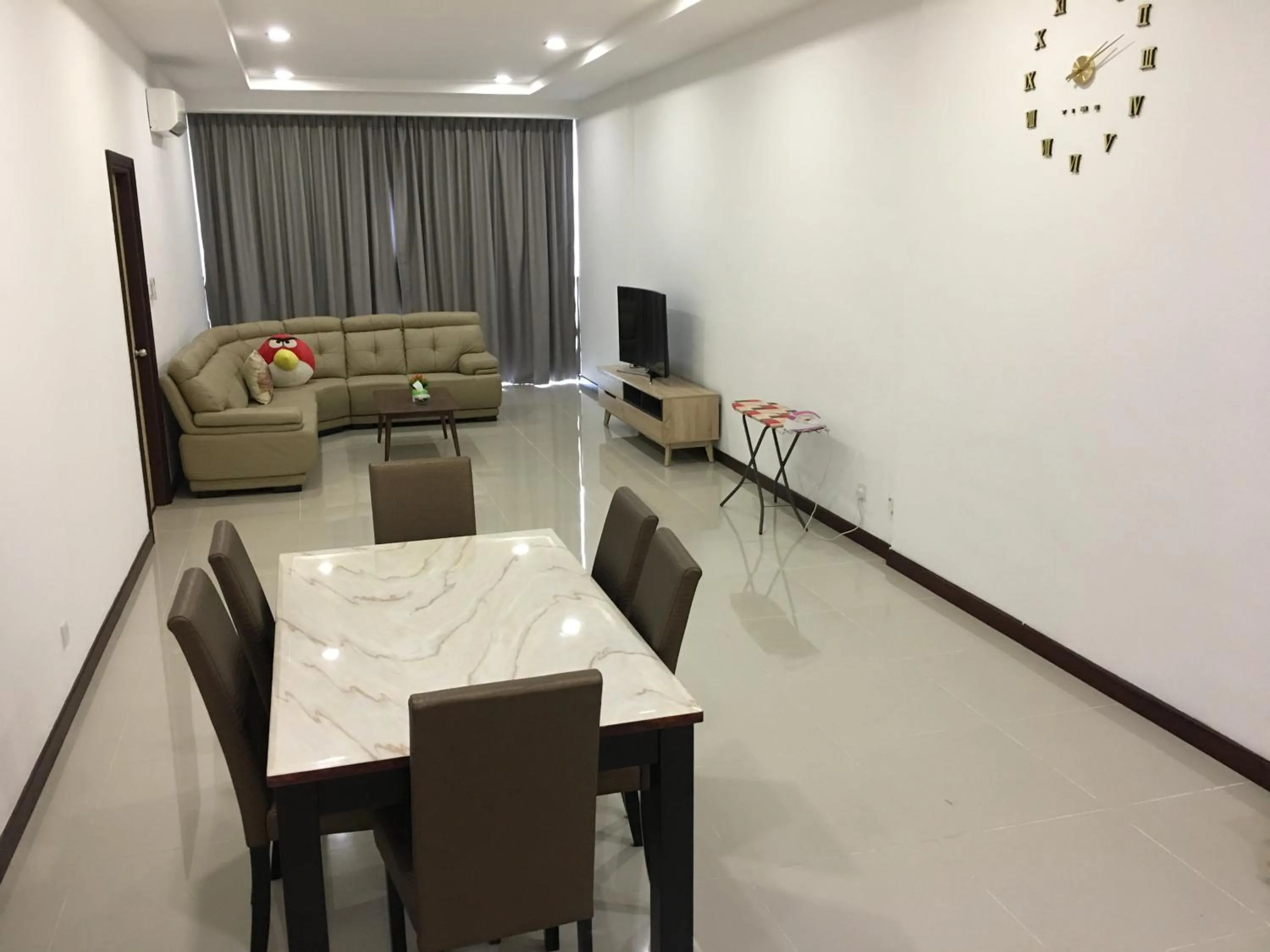 Communal lounge/ TV room in Imperial Suites at Boulevard Mall