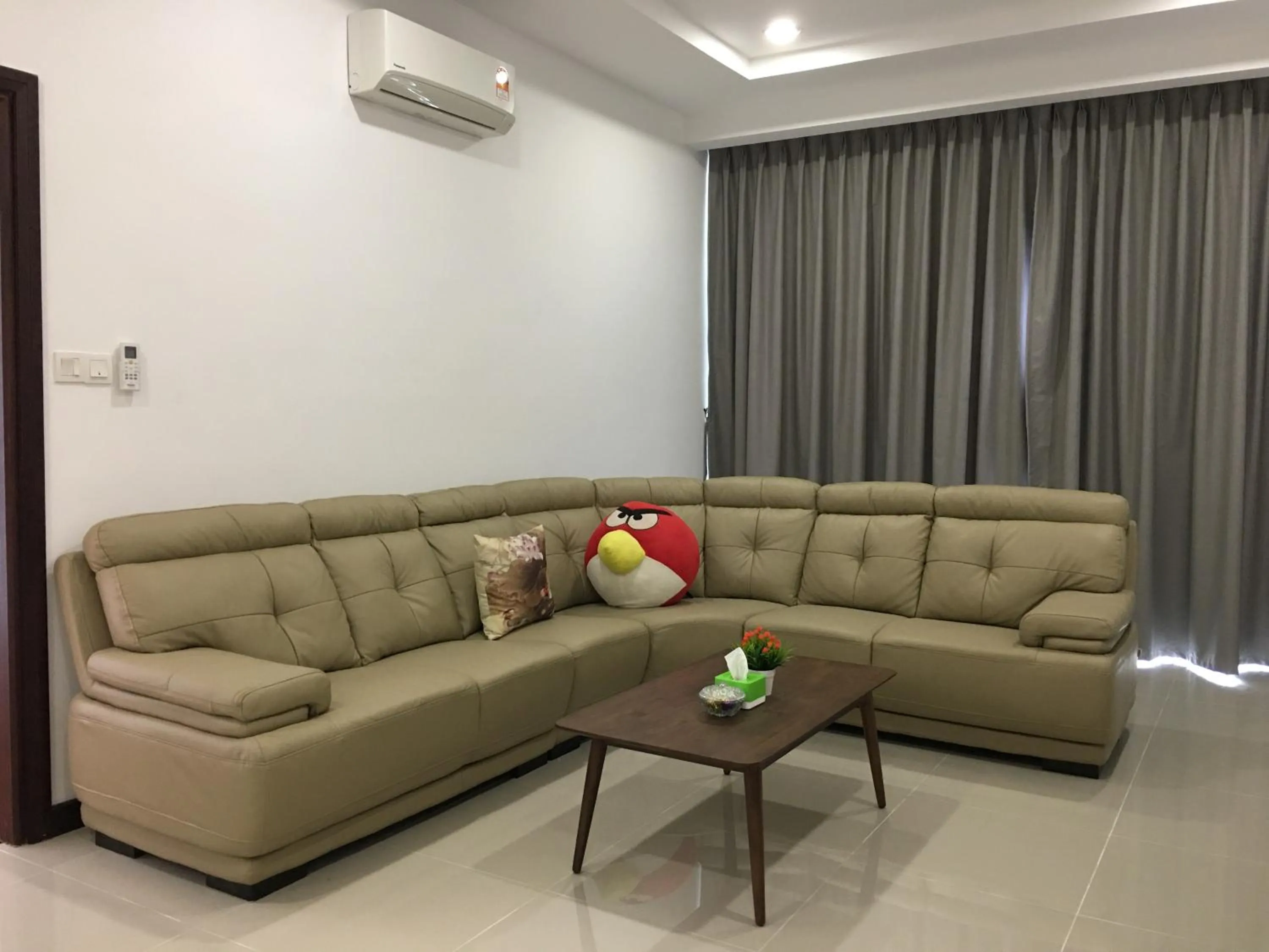 Living room in Imperial Suites at Boulevard Mall