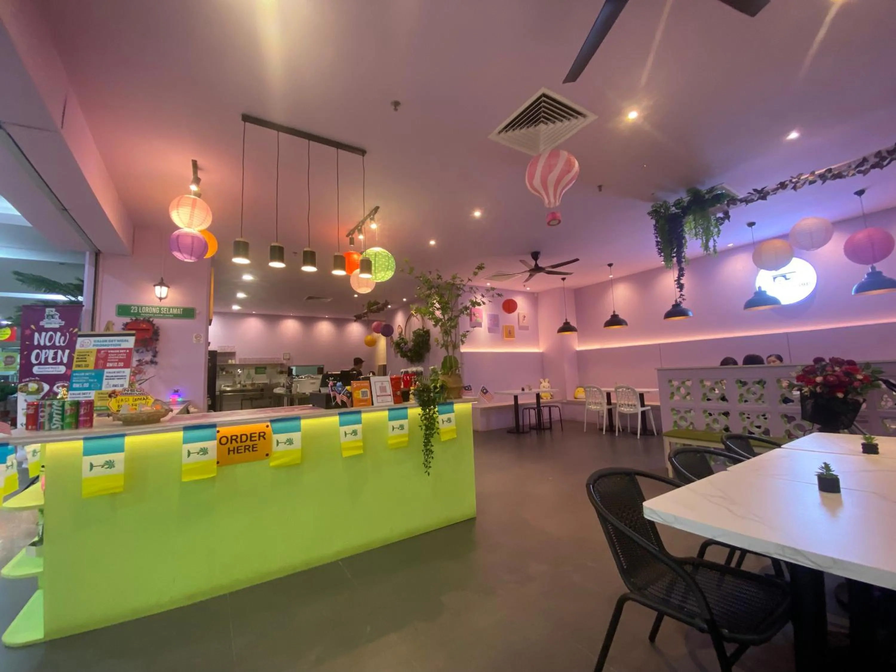 Restaurant/places to eat in Imperial Suites at Boulevard Mall