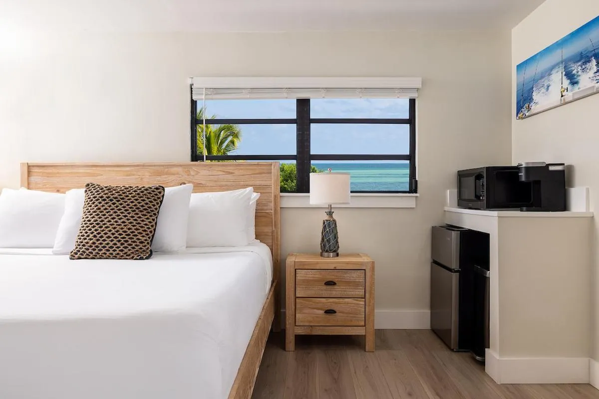 Bed in Conch Key Fishing Lodge & Marina