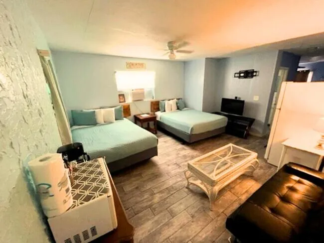 Bed in Conch Key Fishing Lodge & Marina