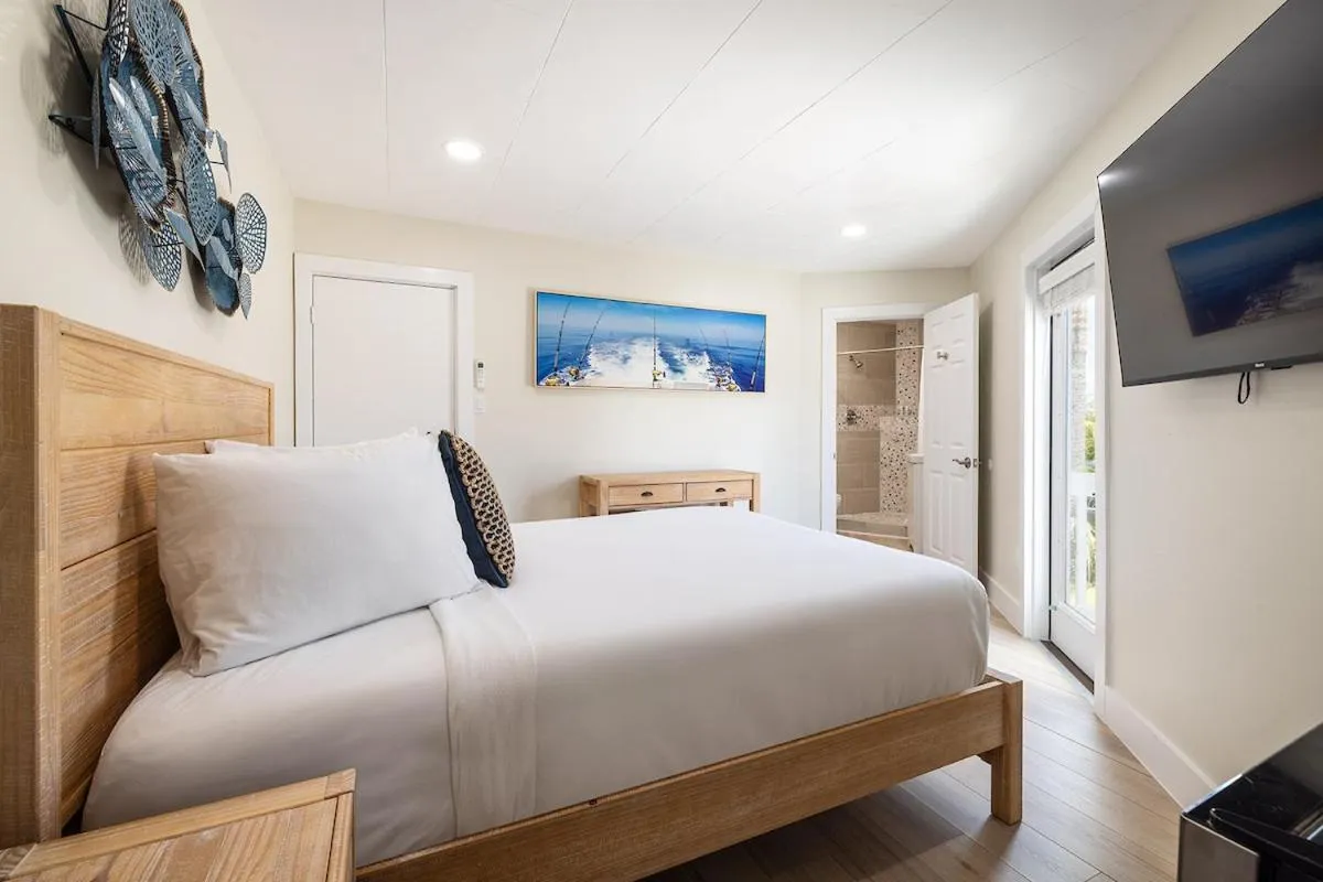 Bed in Conch Key Fishing Lodge & Marina