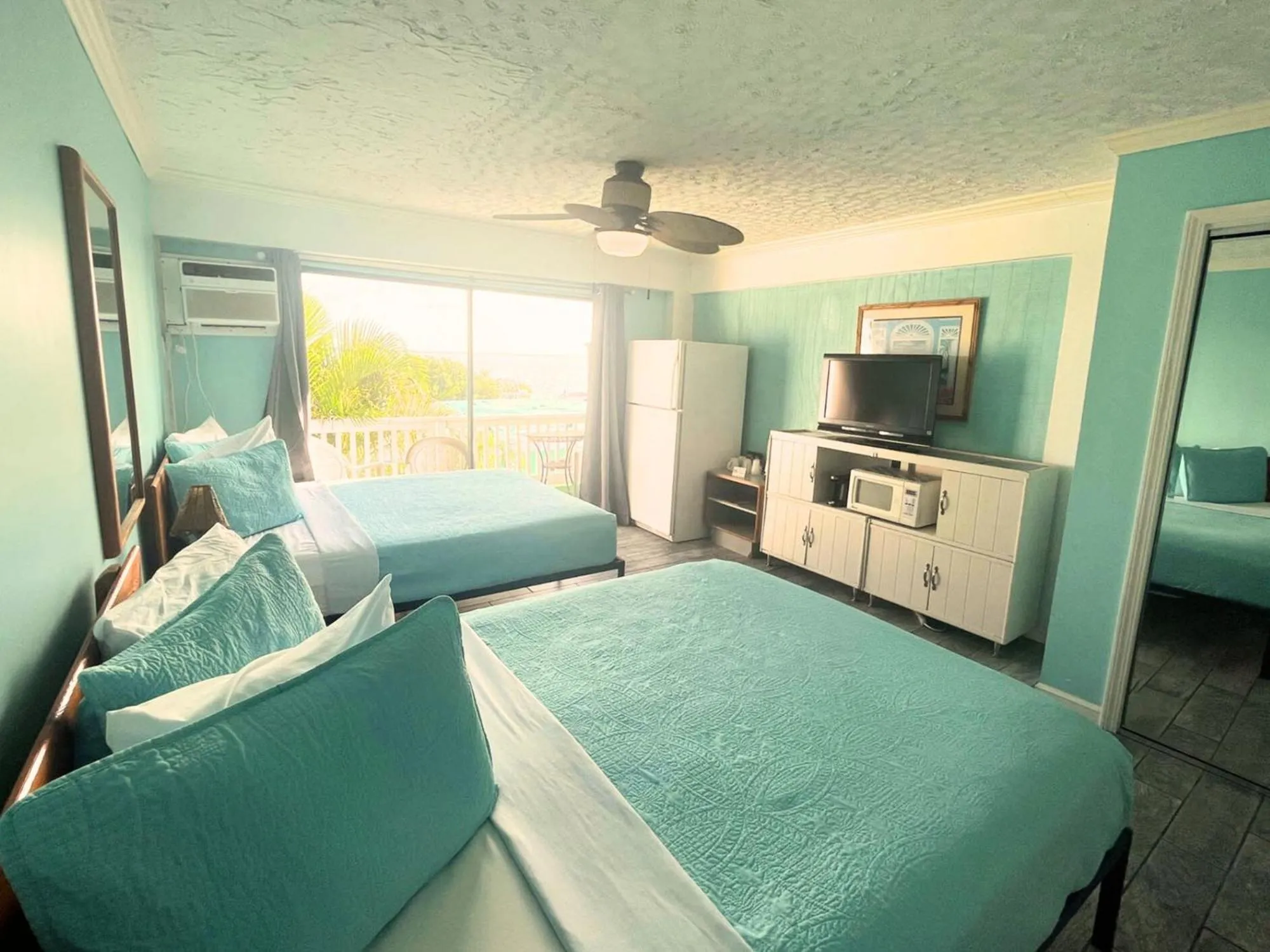 Bed in Conch Key Fishing Lodge & Marina