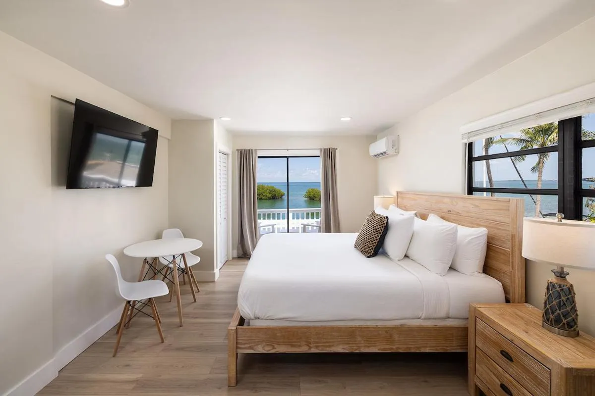 Bed in Conch Key Fishing Lodge & Marina