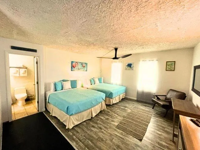 Bed in Conch Key Fishing Lodge & Marina