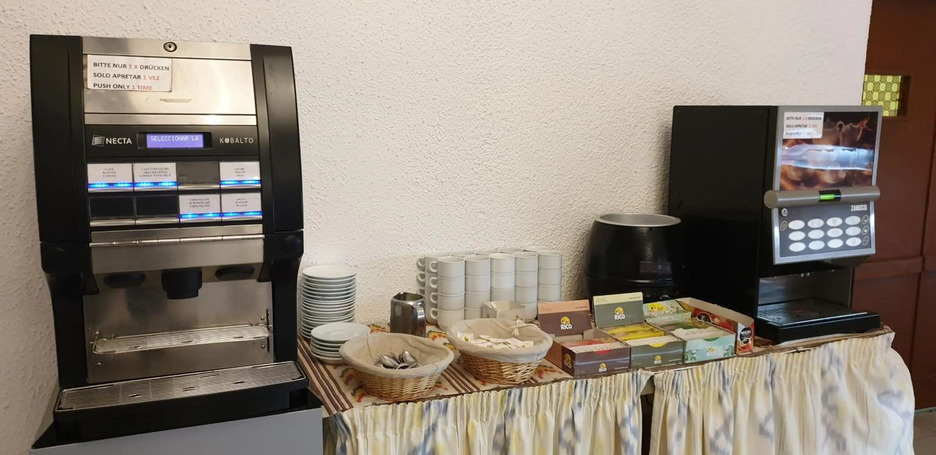 Continental breakfast in Soller Garden