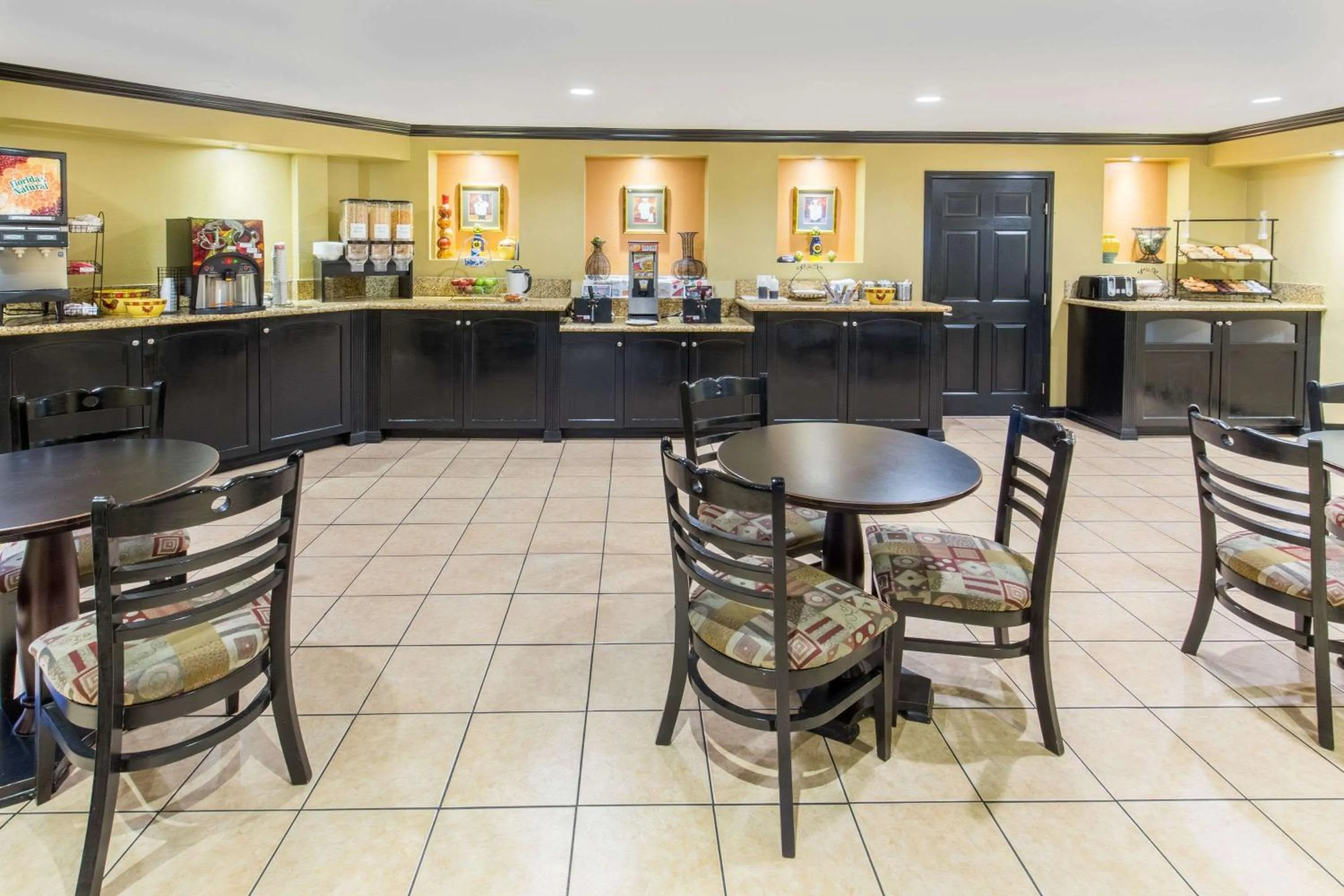 Restaurant/places to eat in Ramada by Wyndham Ontario Airport & Convention Center