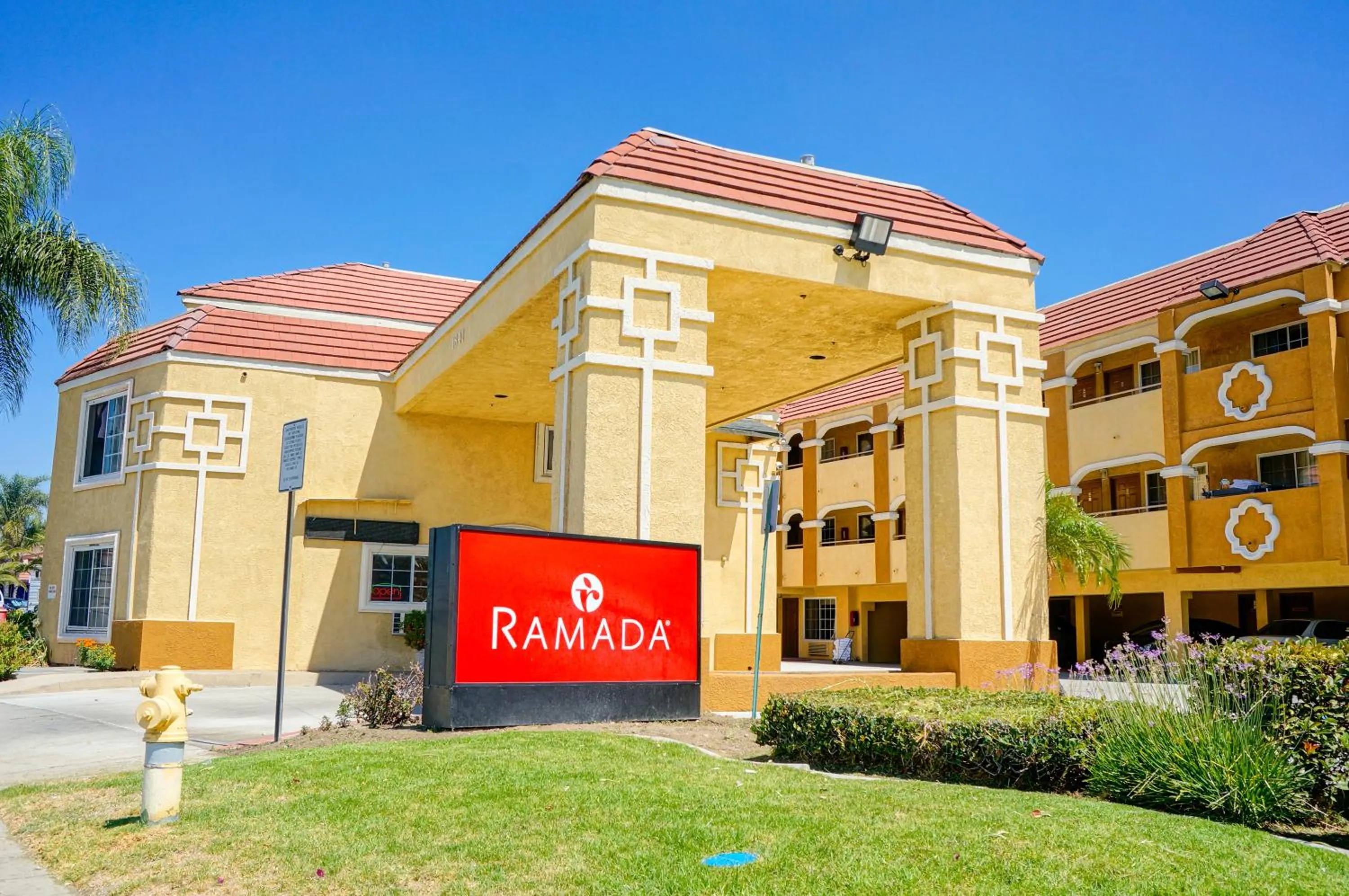 Facade/entrance in Ramada by Wyndham Ontario Airport & Convention Center