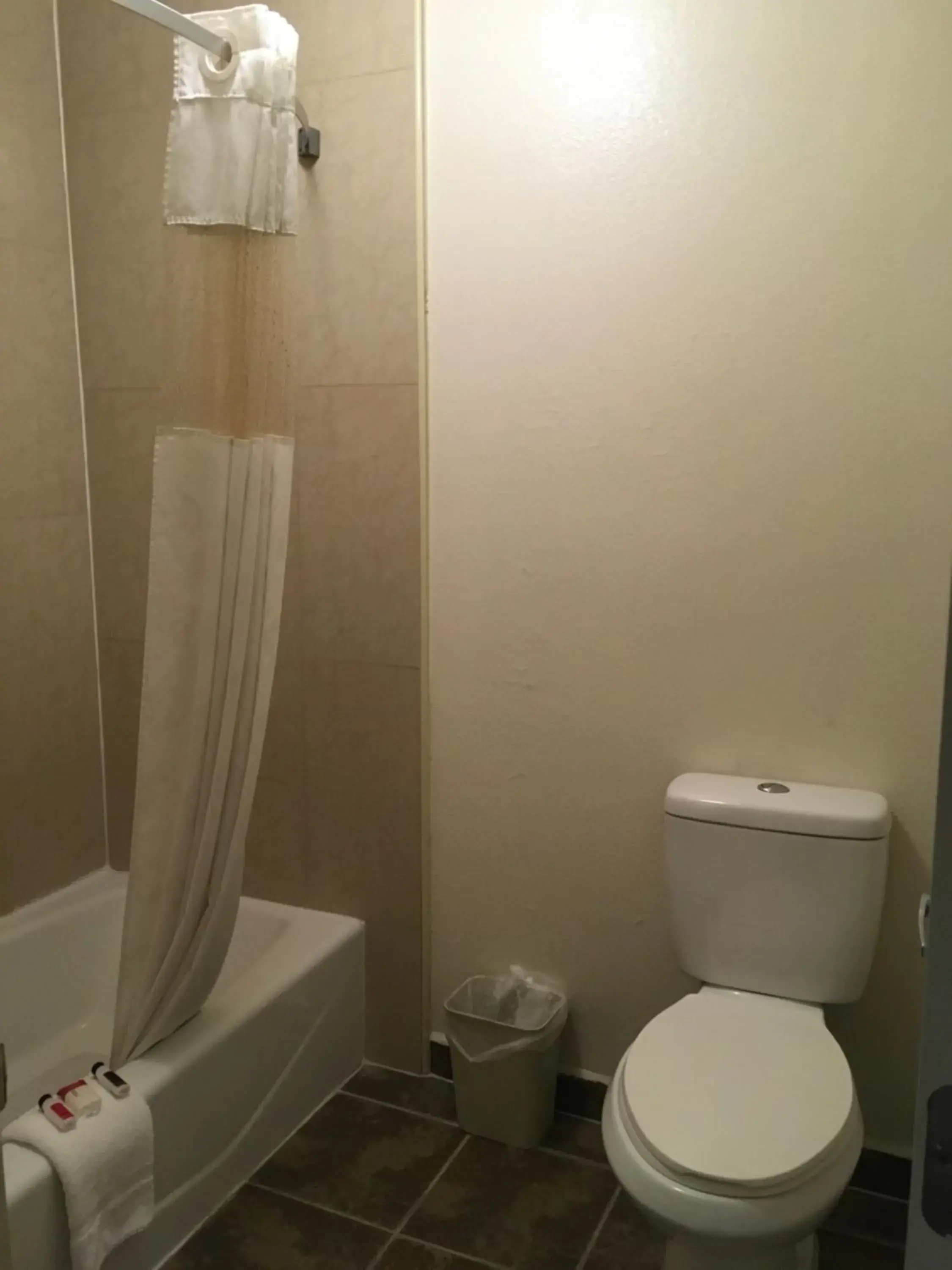 King Room - Non-Smoking in Ramada by Wyndham Ontario Airport & Convention Center King Room - Non-Smoking in Ramada by Wyndham Ontario Airport & Convention Center