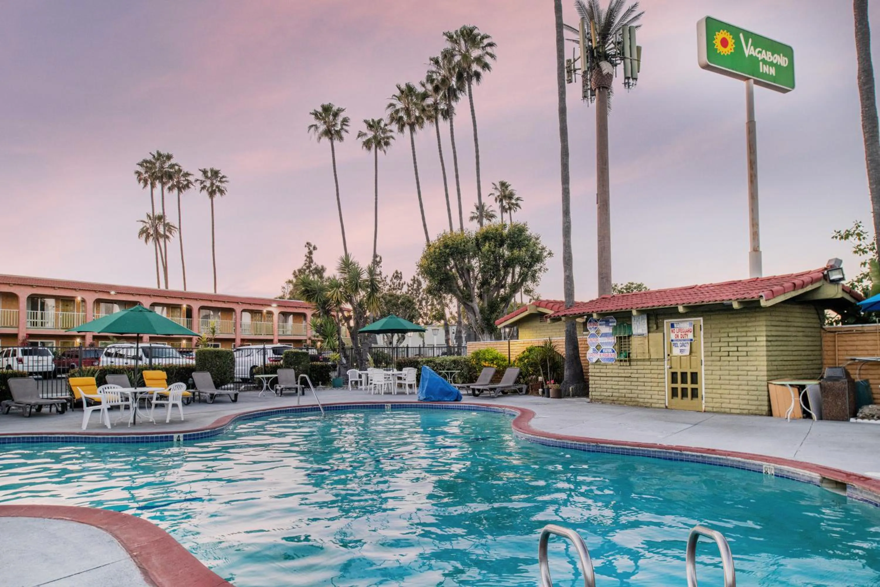 Swimming pool in Vagabond Inn Costa Mesa