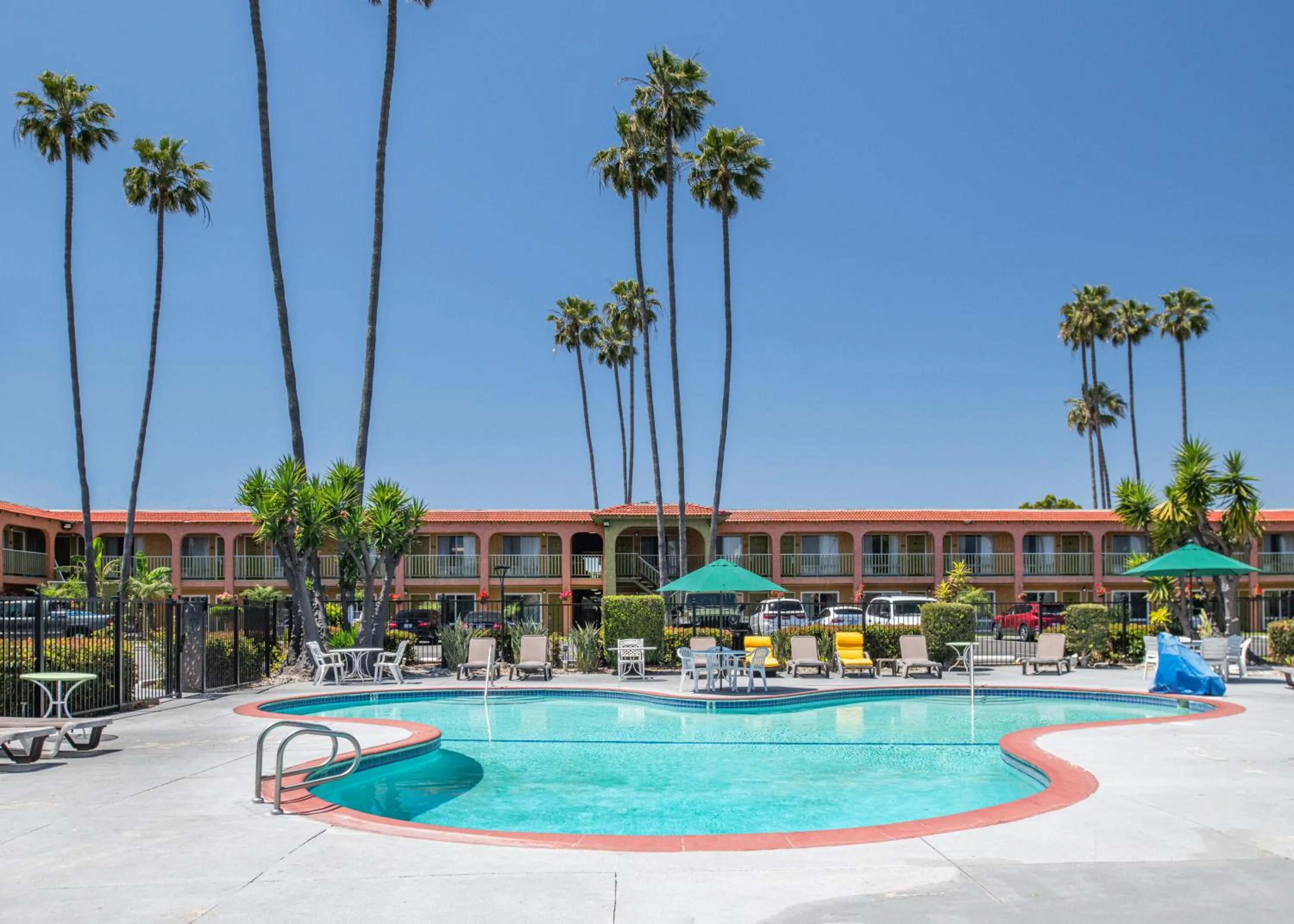Pool view in Vagabond Inn Costa Mesa