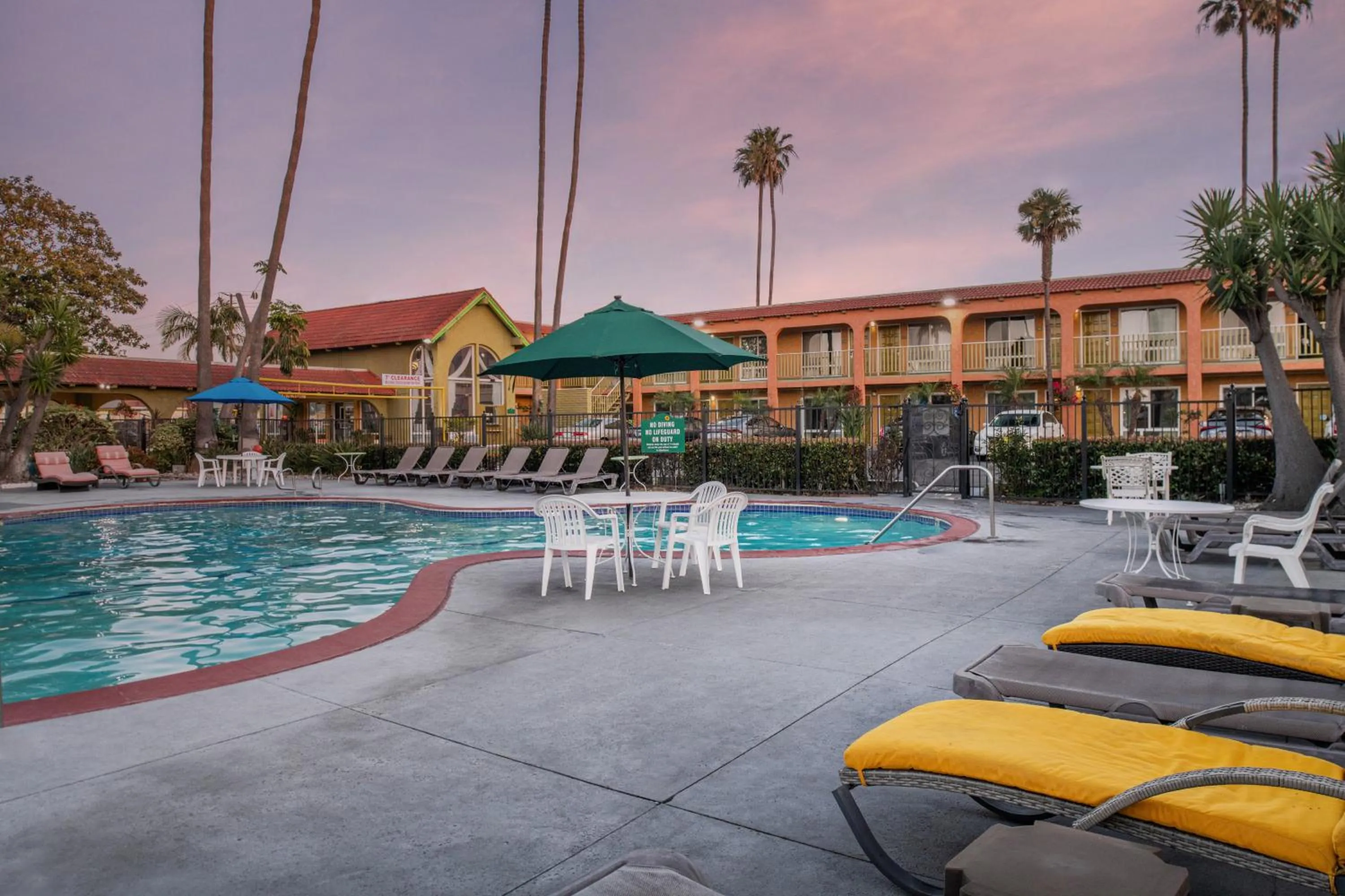 Swimming pool in Vagabond Inn Costa Mesa
