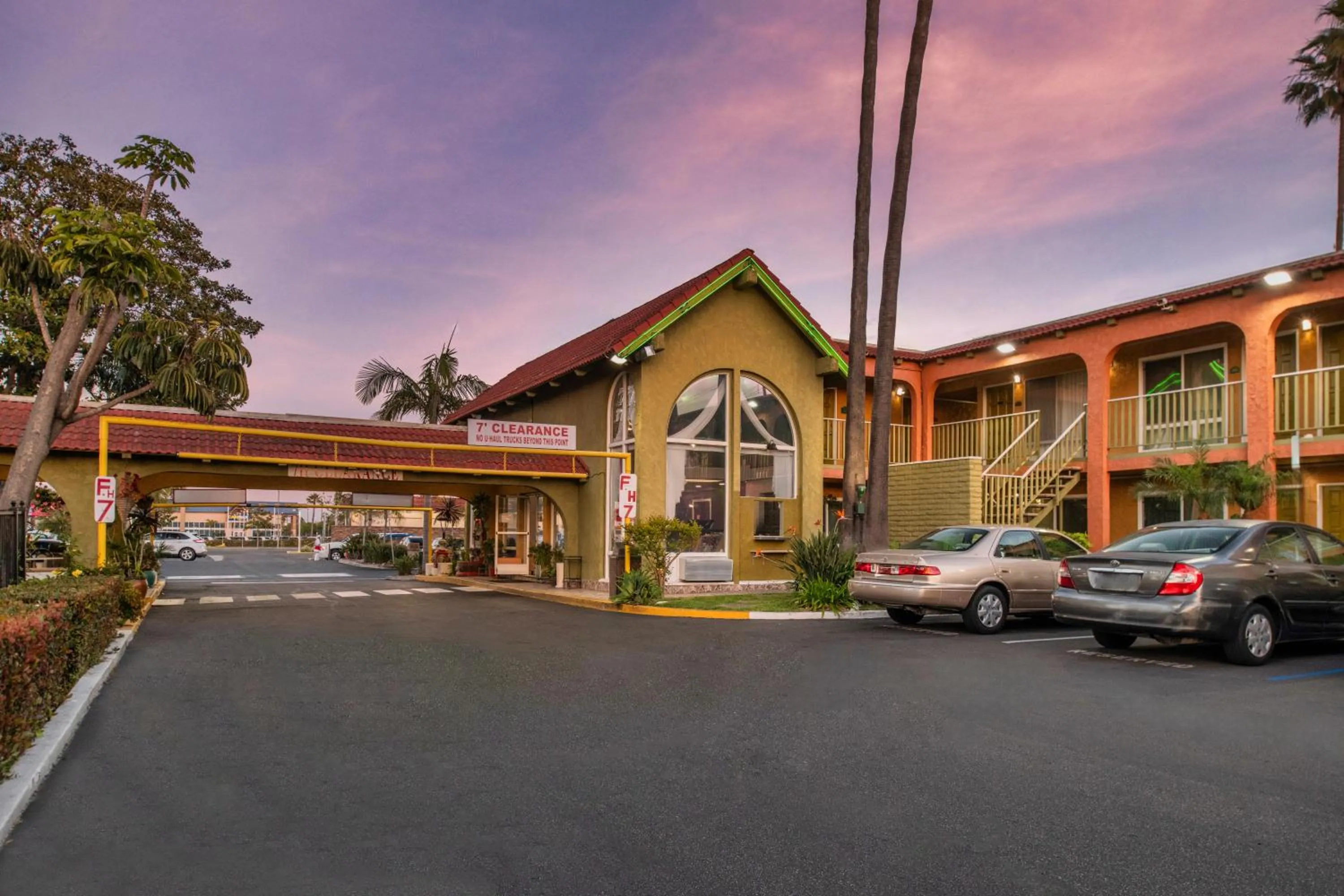 Property building in Vagabond Inn Costa Mesa