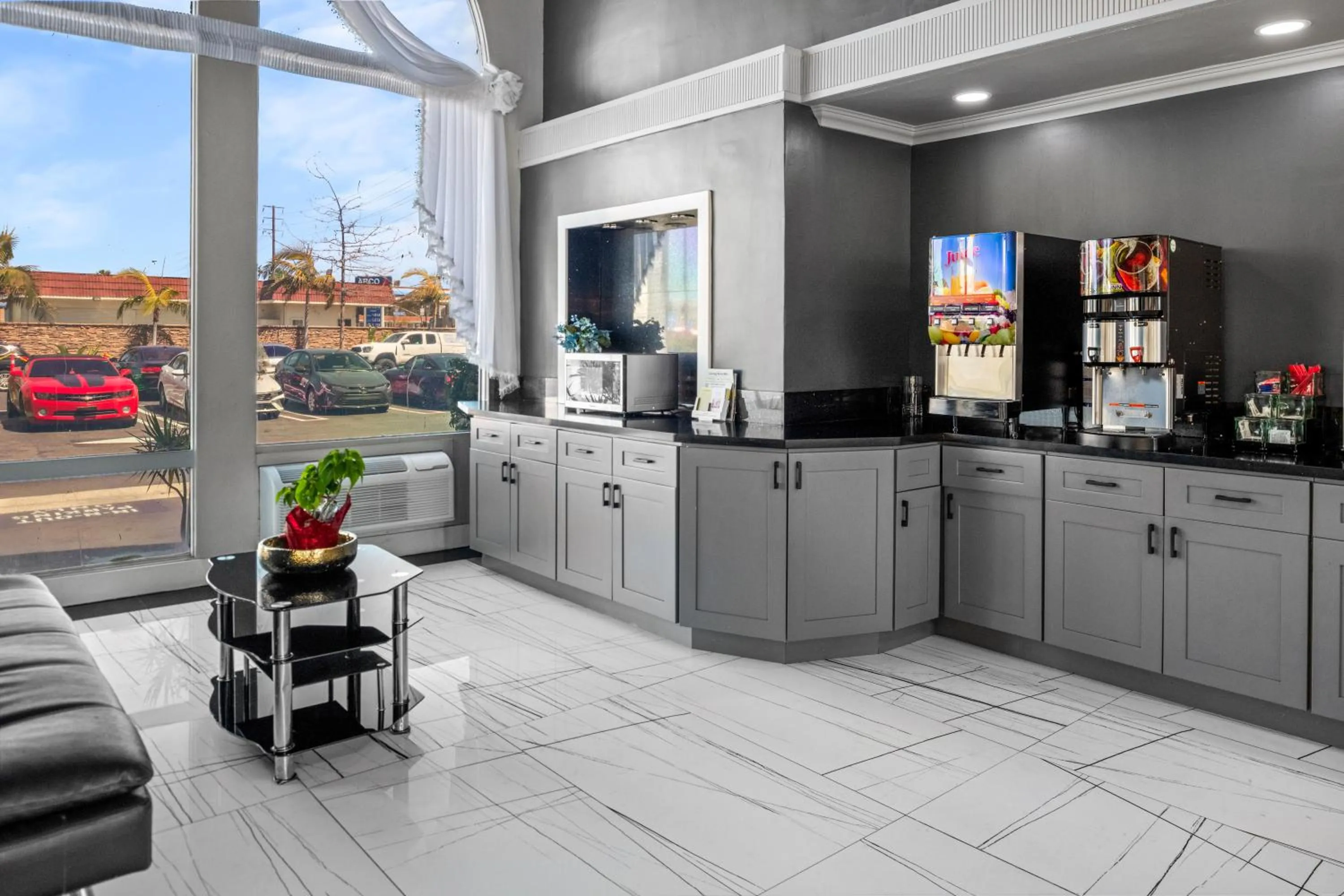 Seating area in Vagabond Inn Costa Mesa