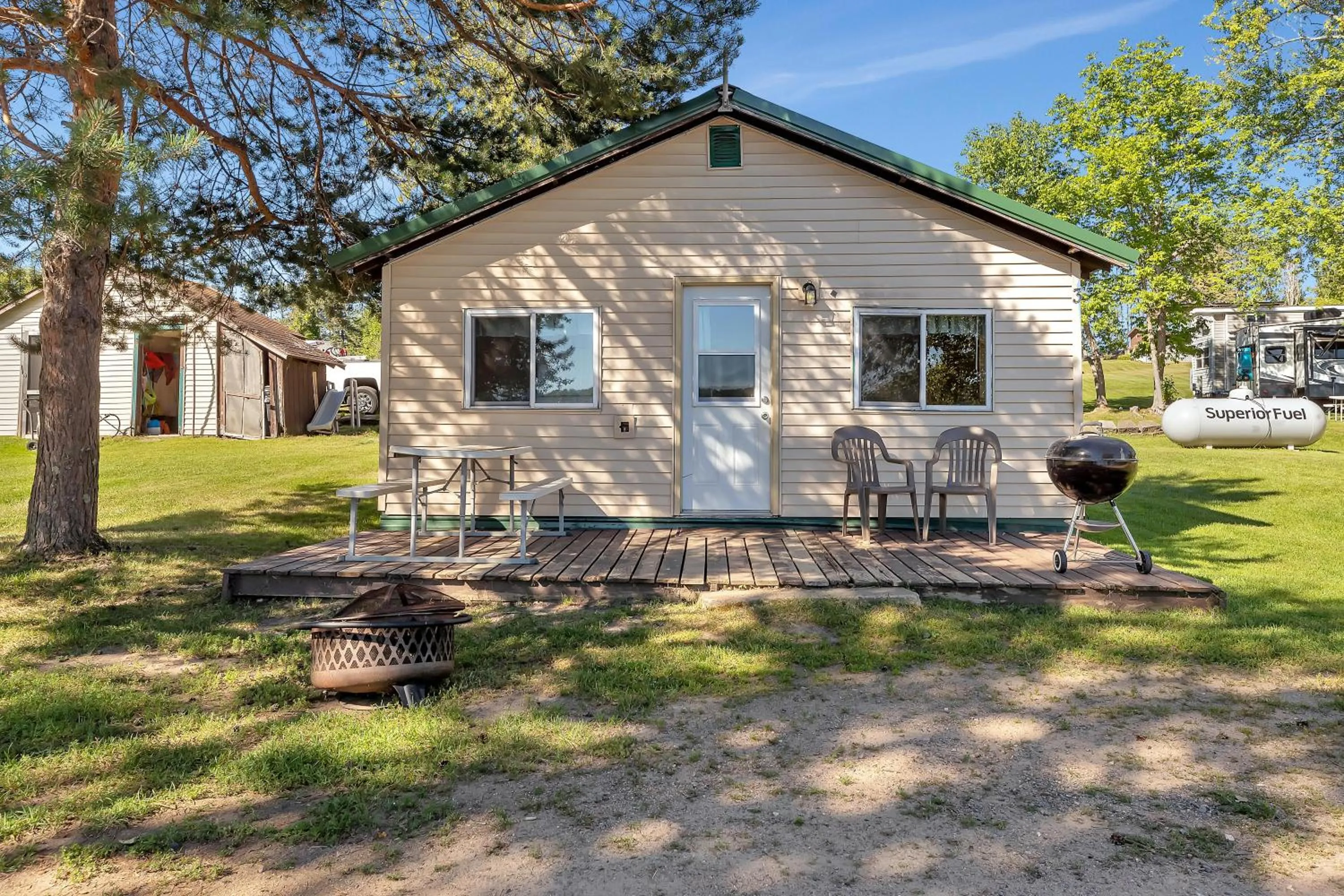 Property building in Blue Moon Resort & Motel