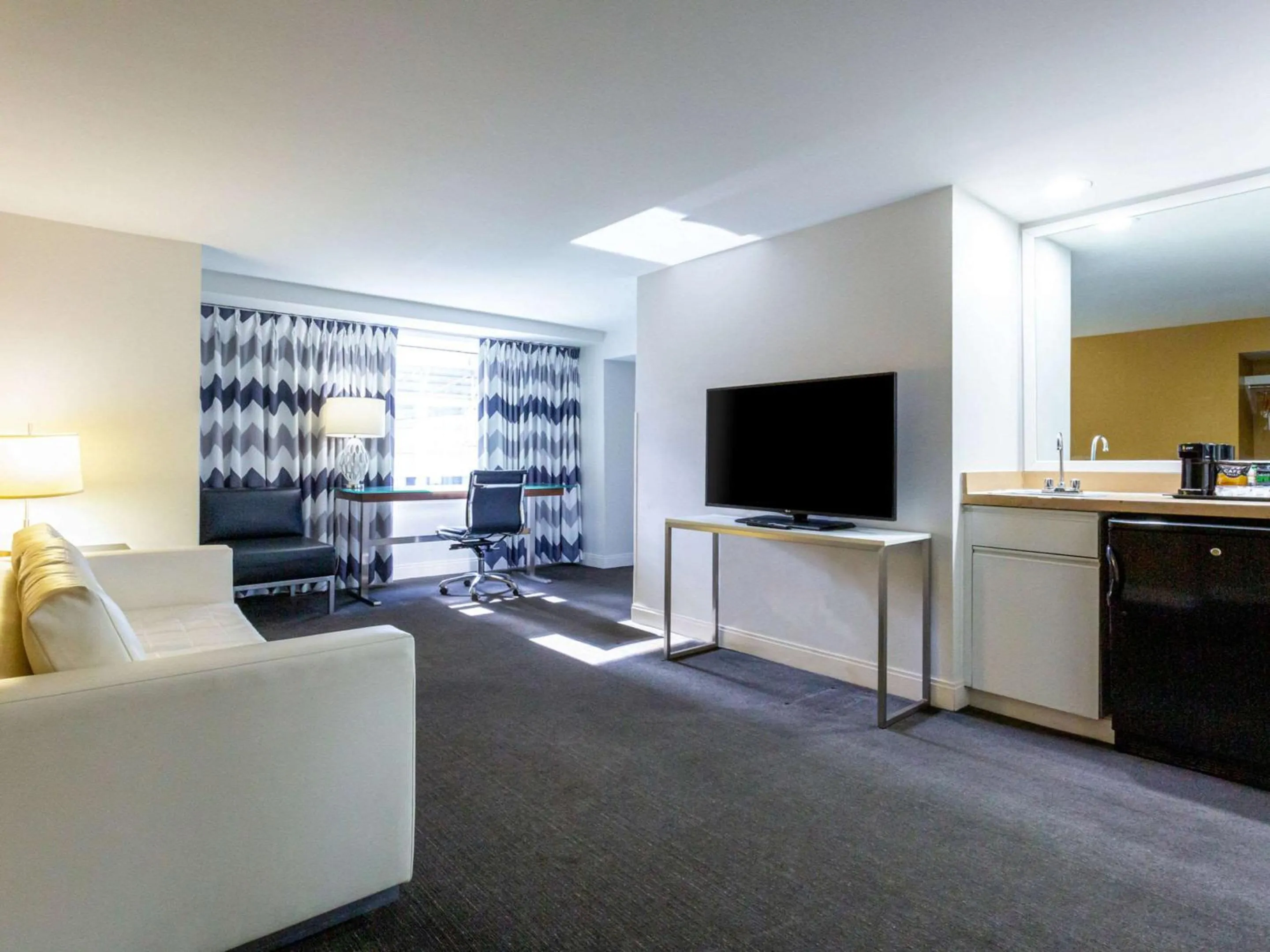 Photo of the whole room in Comfort Inn & Suites Baltimore Inner Harbor