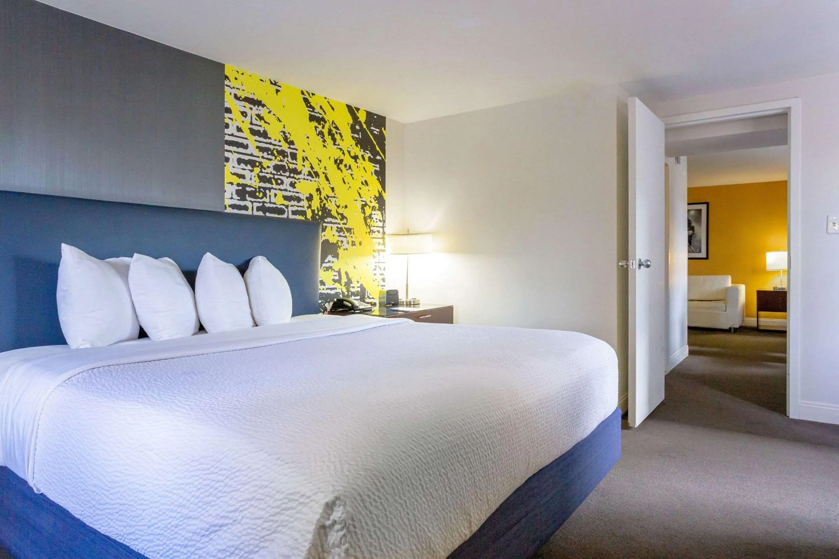 Photo of the whole room, Bed in Comfort Inn & Suites Baltimore Inner Harbor