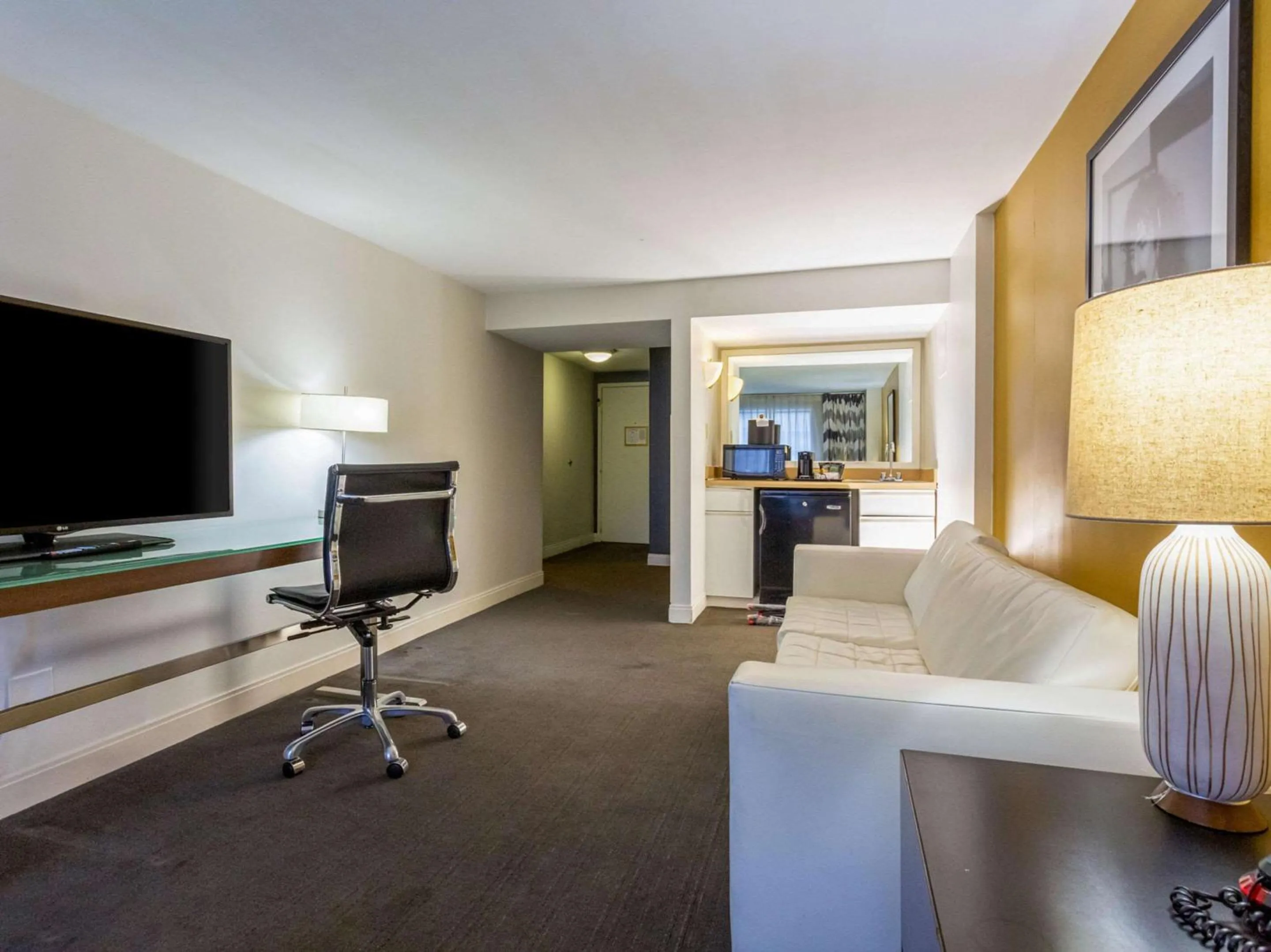 Photo of the whole room in Comfort Inn & Suites Baltimore Inner Harbor