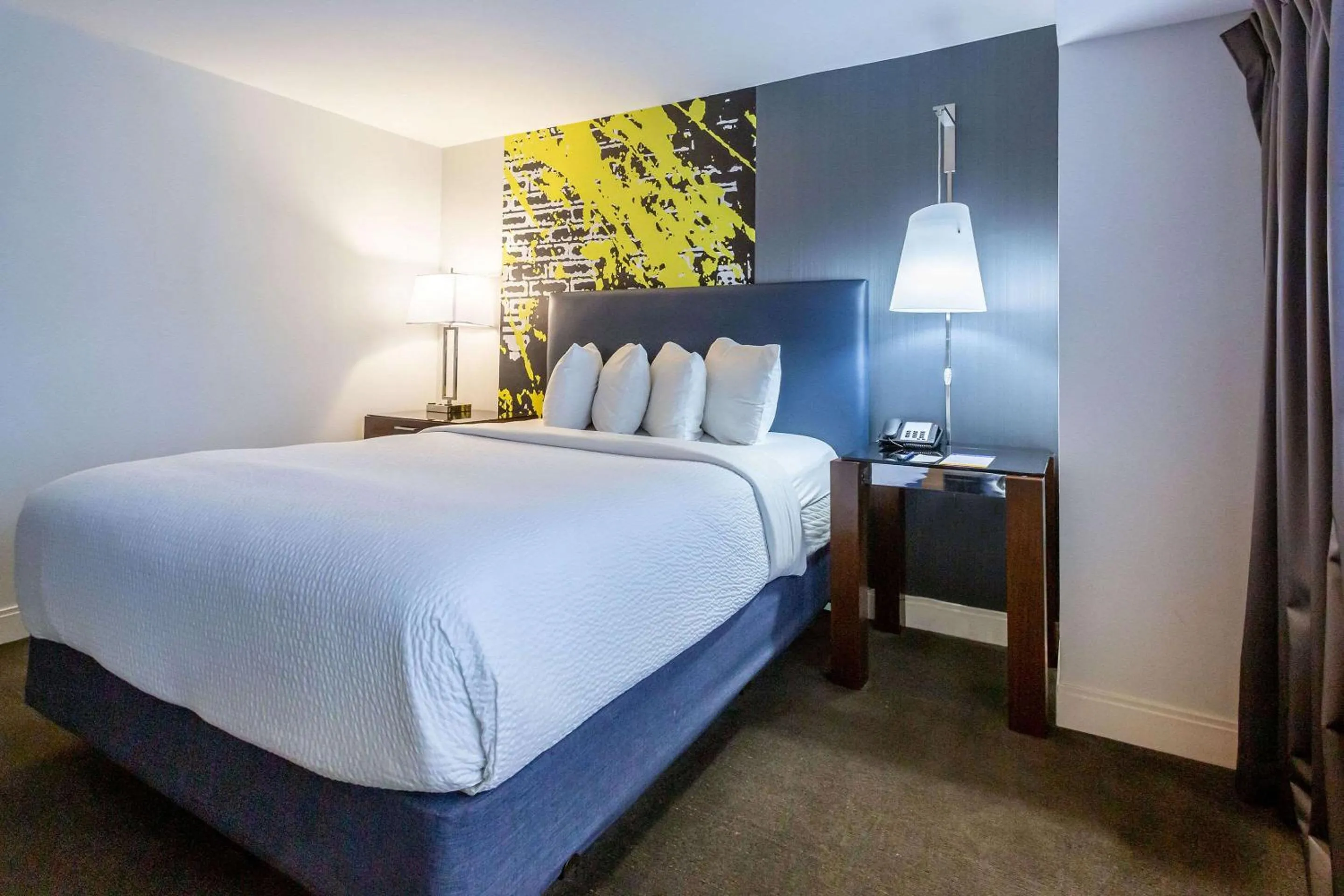 Photo of the whole room, Bed in Comfort Inn & Suites Baltimore Inner Harbor