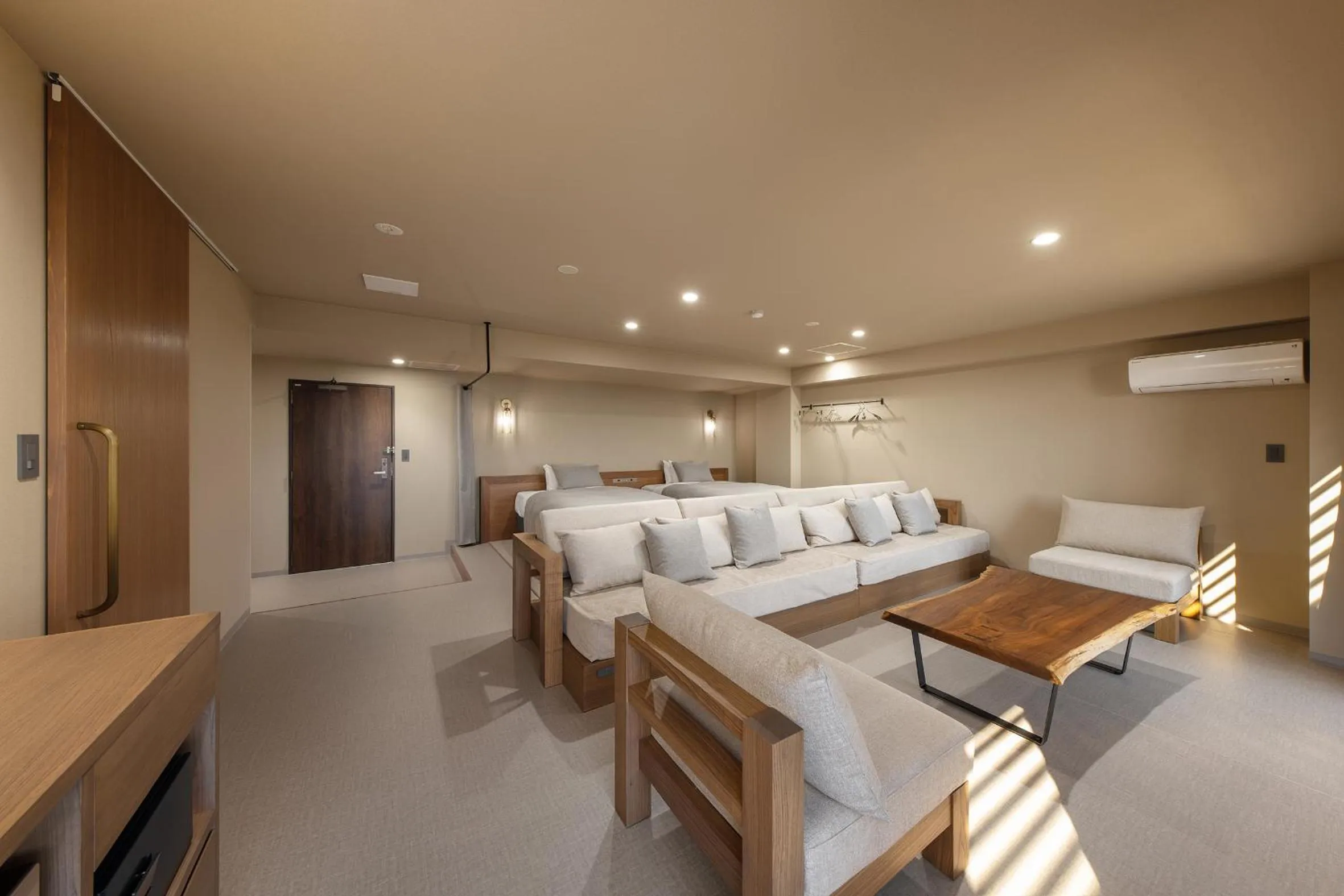 Photo of the whole room in TheMana Village