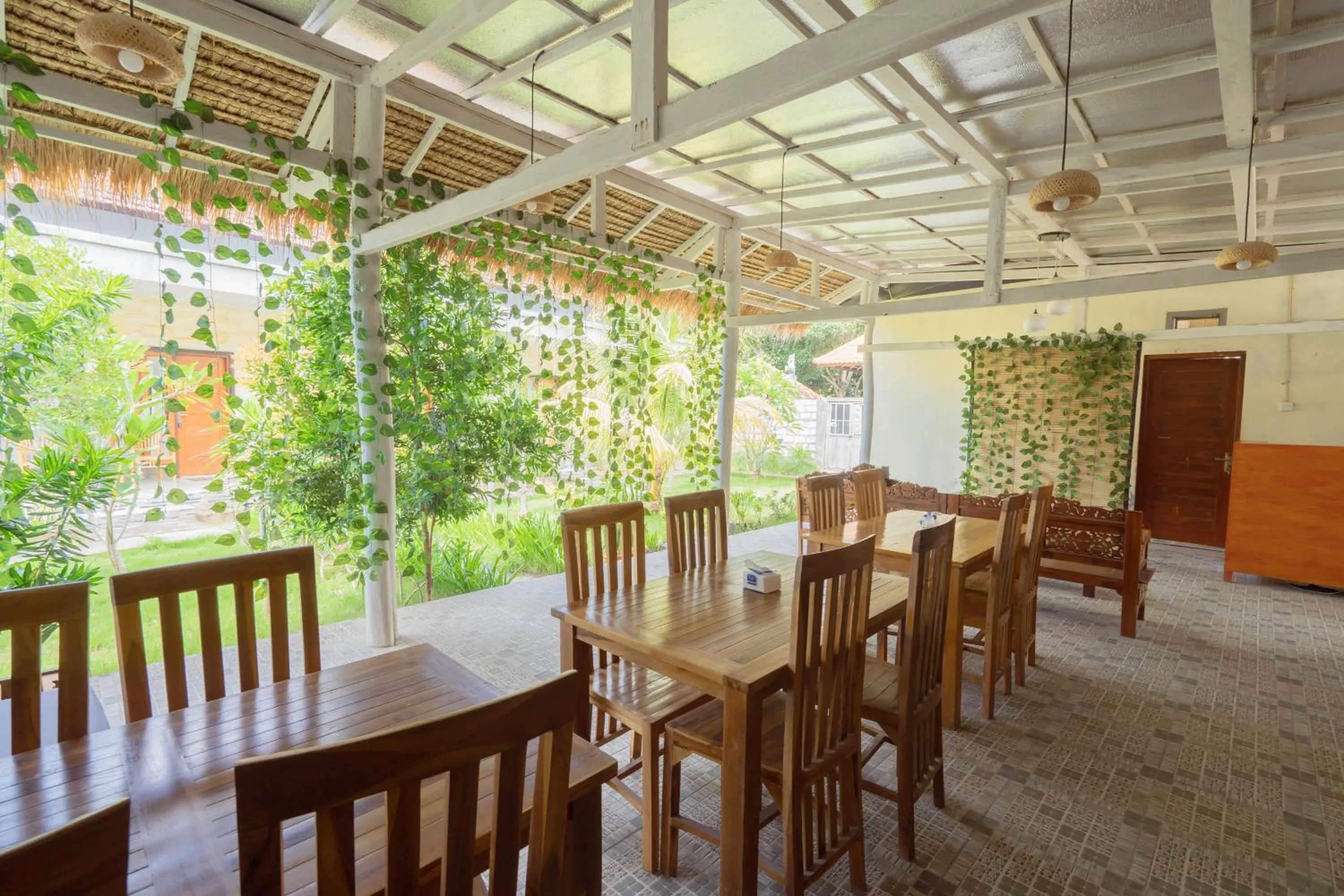 Seating area in Omah Nusa Guesthouse RedPartner