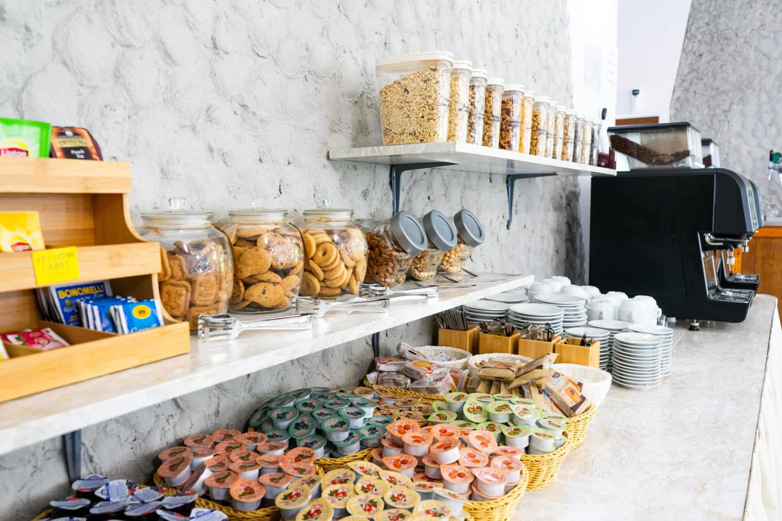 Restaurant/places to eat in Eden Park Hotel