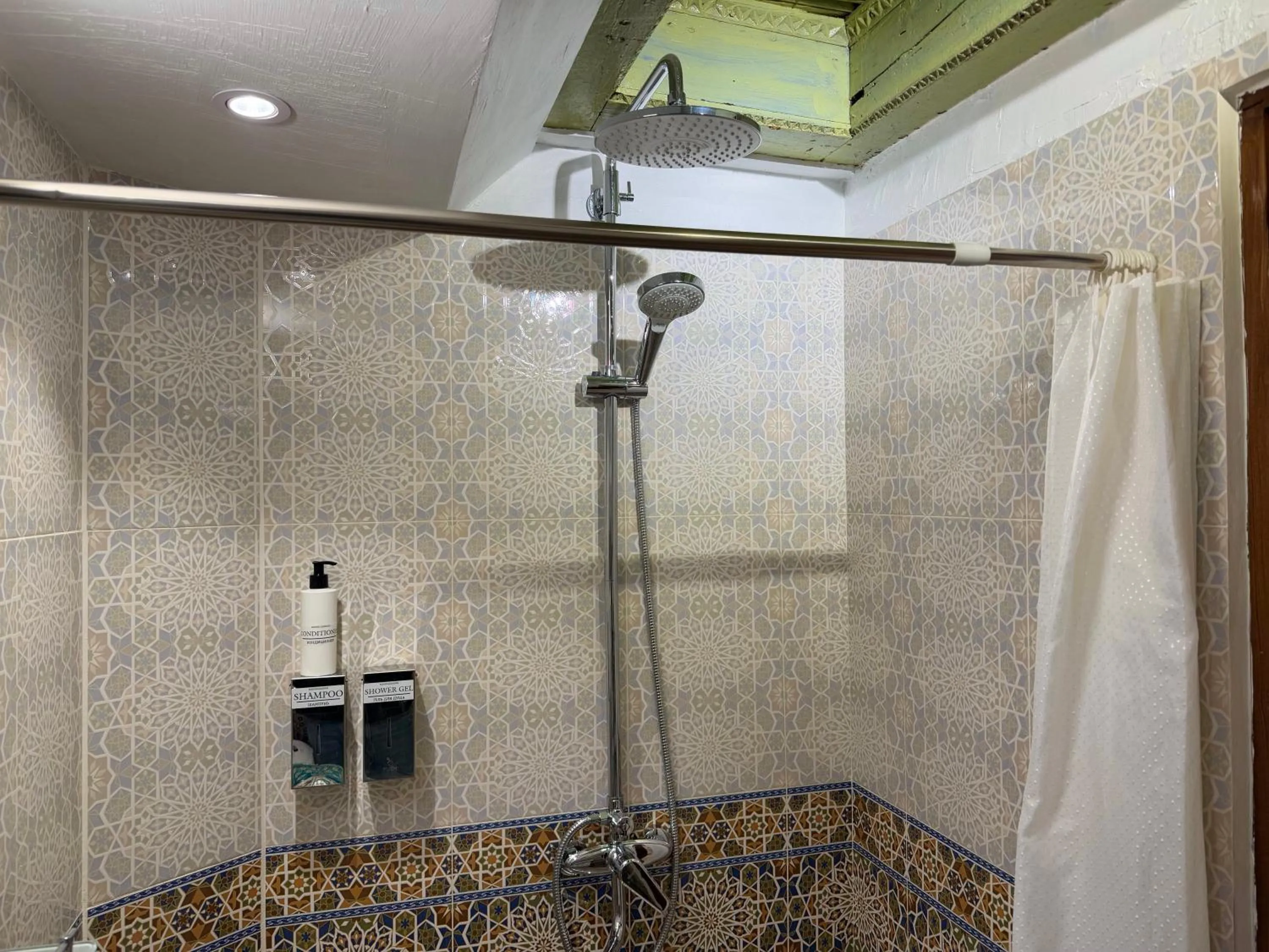 Shower in Usman Heritage