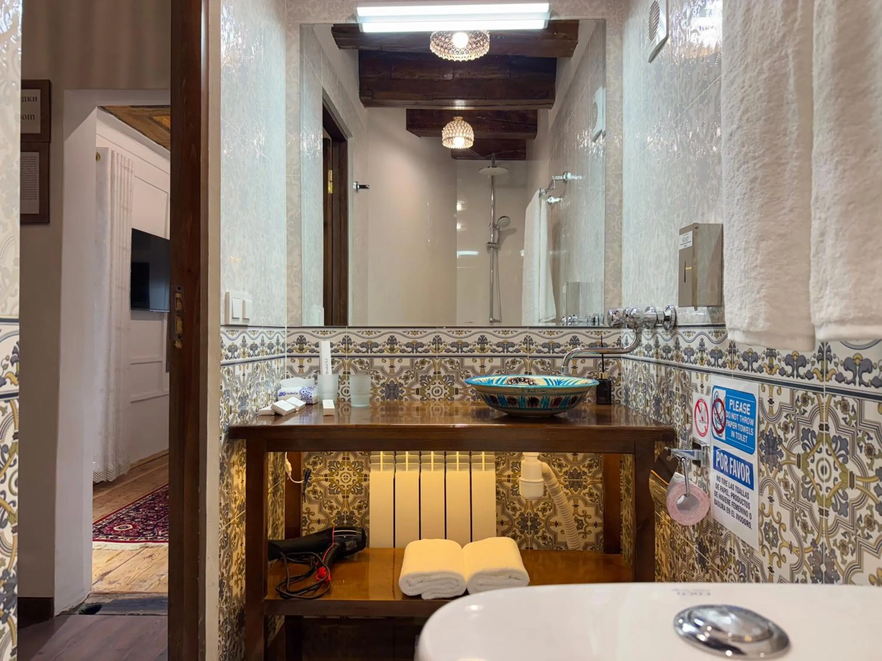 Shower in Usman Heritage