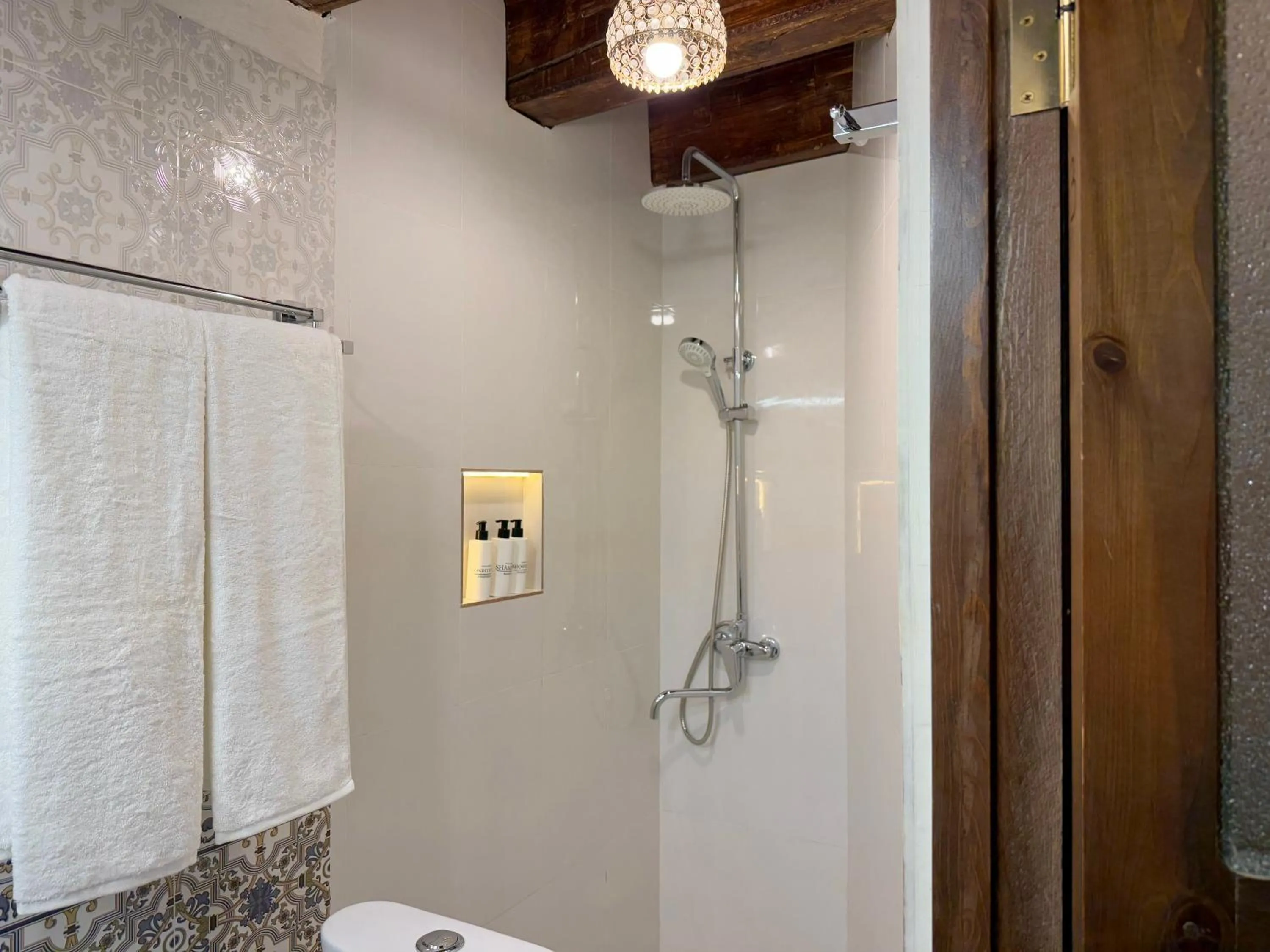 Shower in Usman Heritage