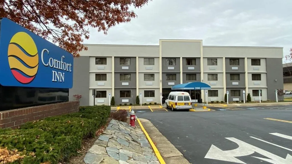 Property building in Comfort Inn Herndon-Reston