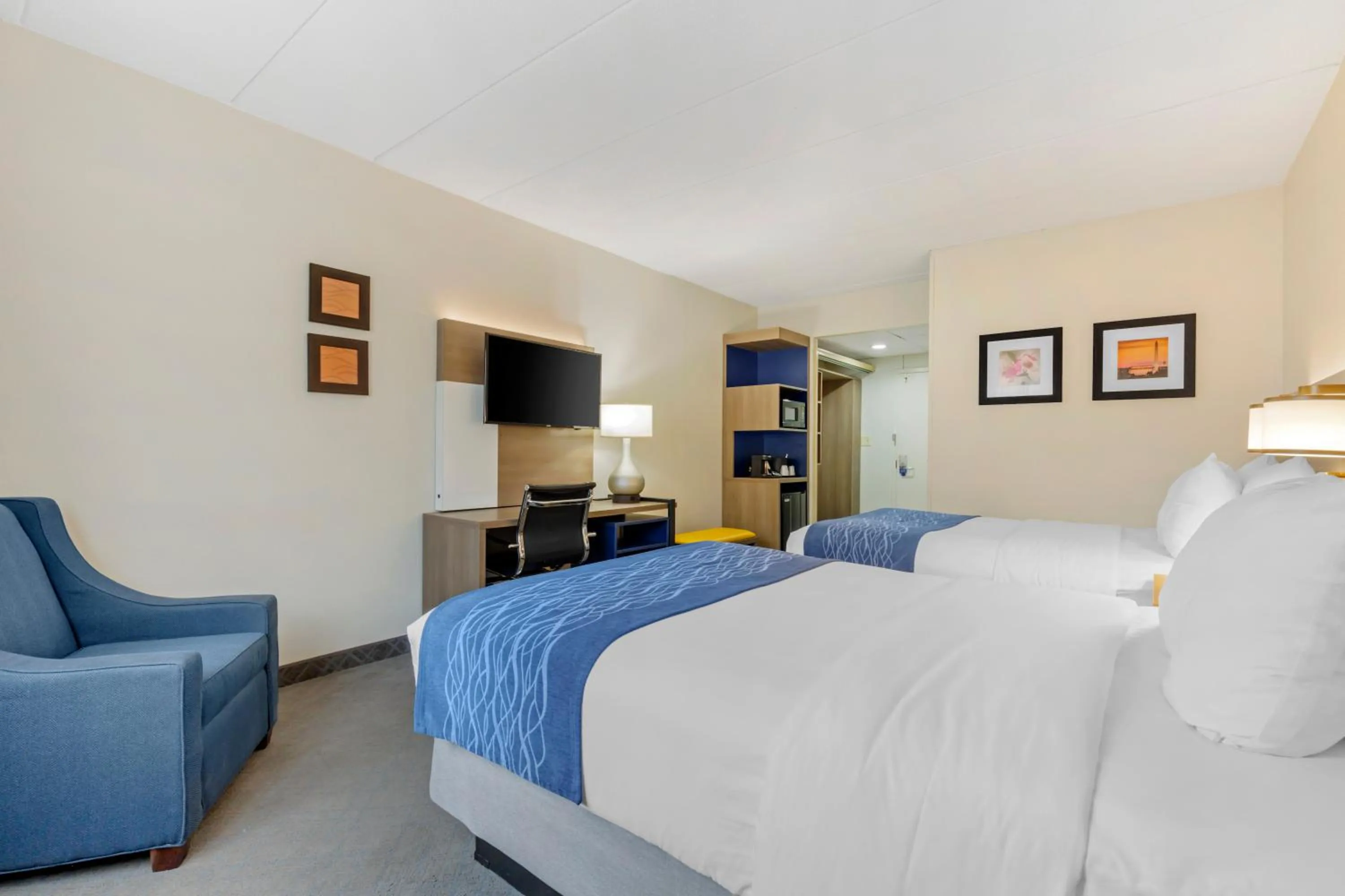 Photo of the whole room, Bed in Comfort Inn Herndon-Reston