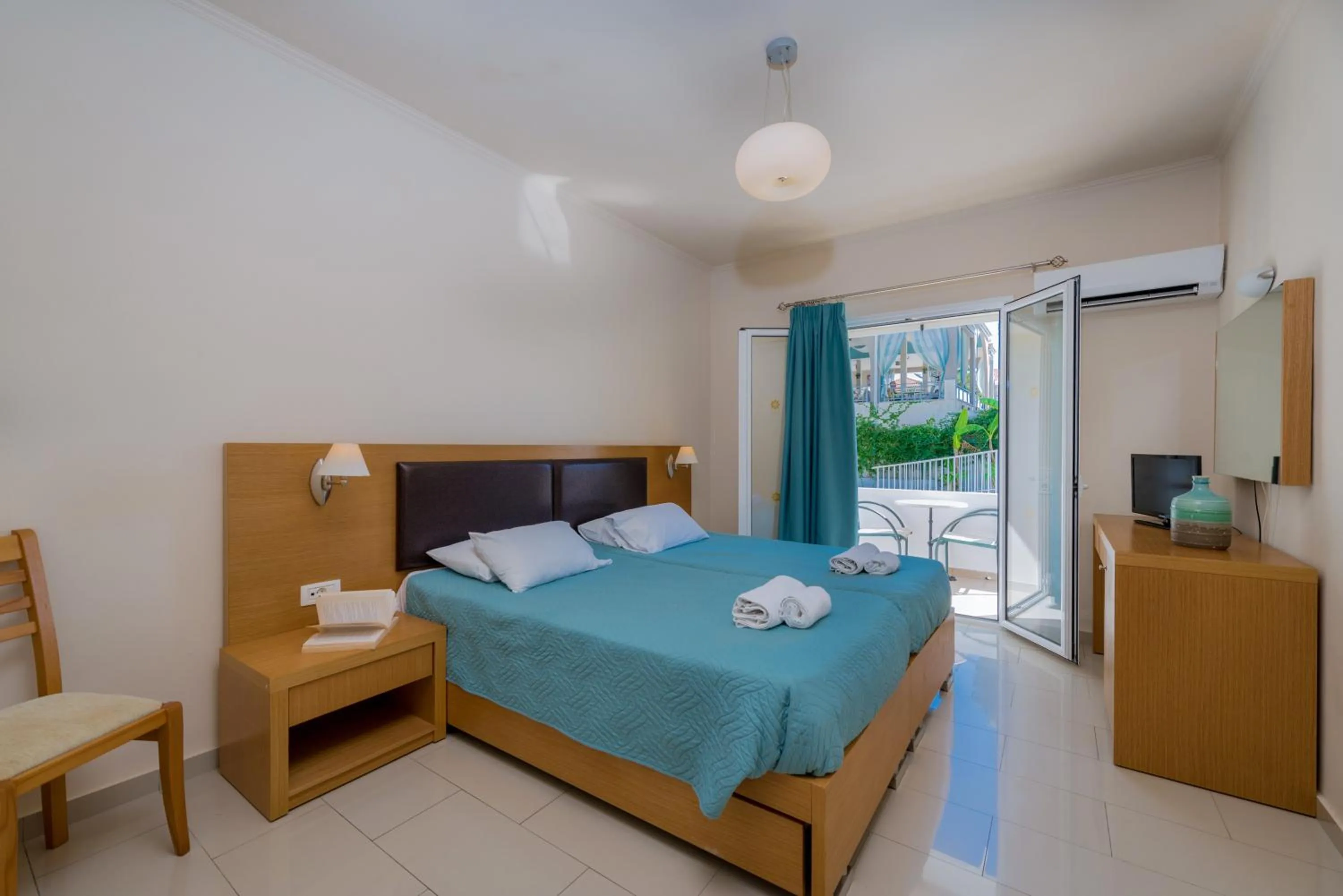 Bed in Dennys Inn Hotel