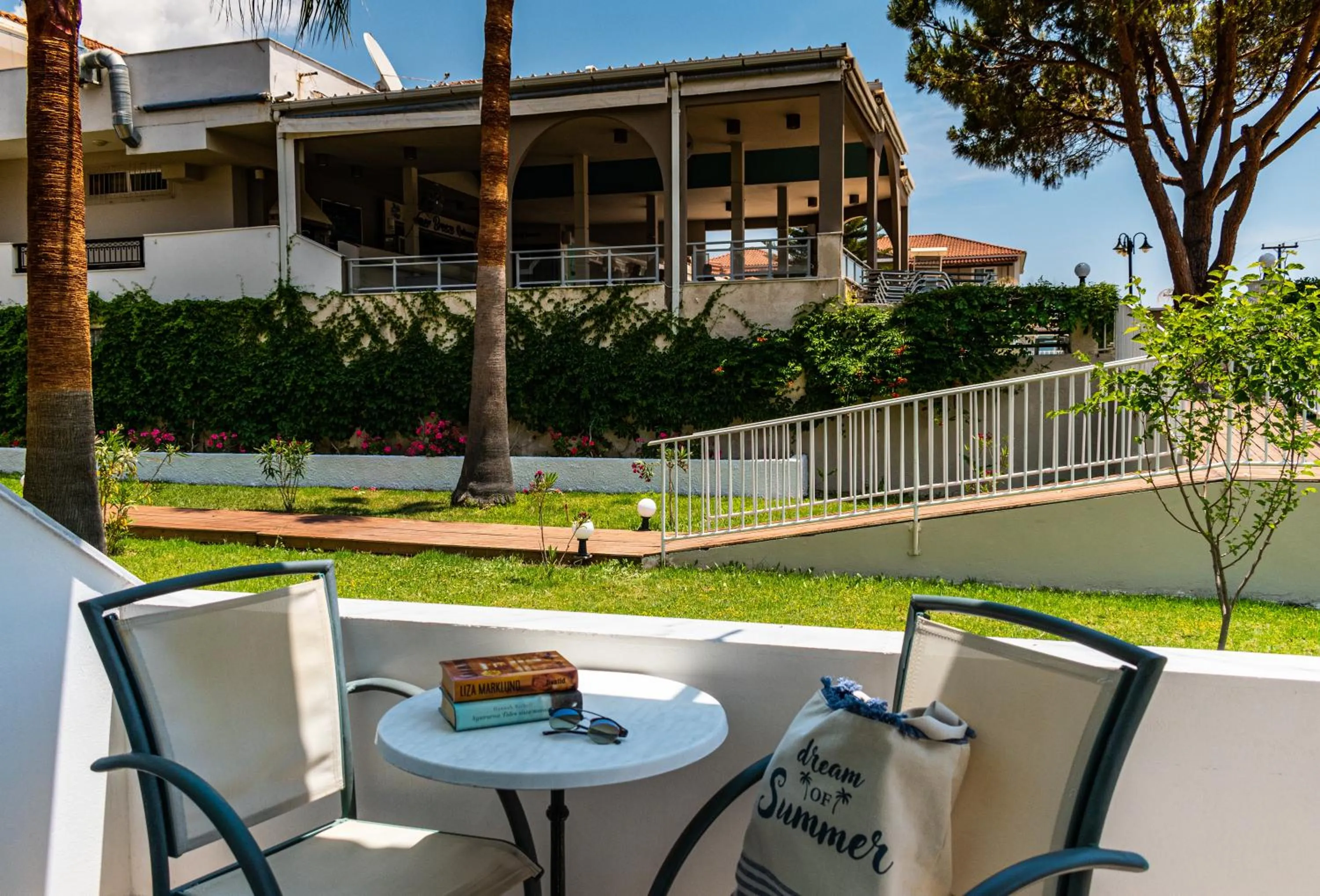 Patio in Dennys Inn Hotel