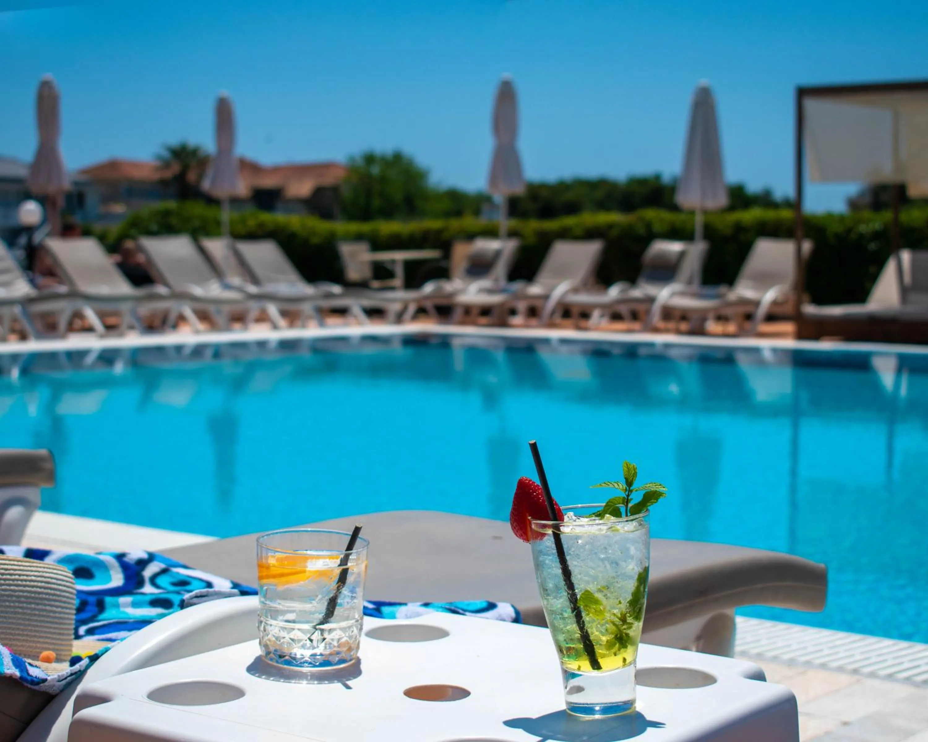 Swimming pool in Dennys Inn Hotel